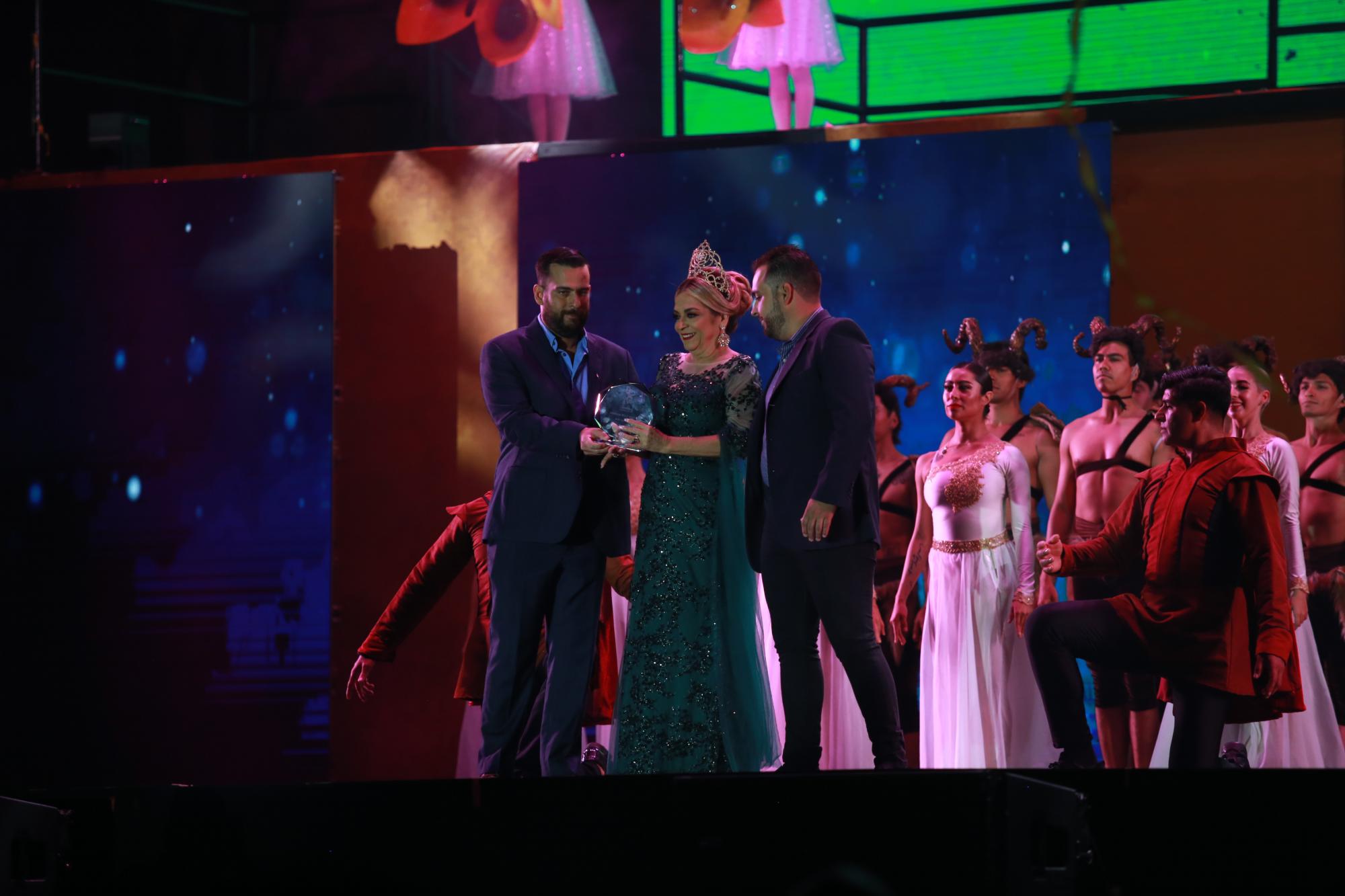 $!Denisse Díaz Salcido, Reina Infantil de 1973, recibe su reconocimiento de manos de sus hijos Fernando y Miguel Bayardo.