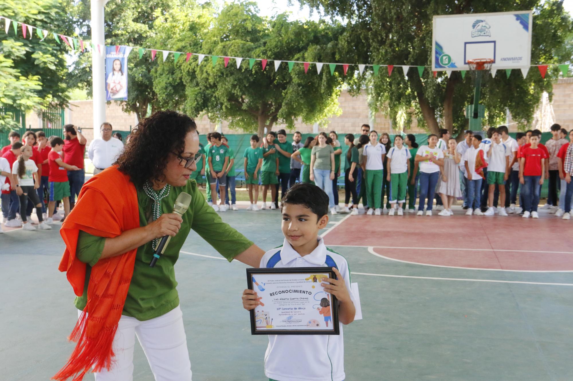 $!Durante el evento, Guadalupe Galindo, coordinadora de primaria, felicitó a Luis Alberto Guerra Chávez, ganador del primer lugar del concurso Igualdad de Género Aprendiendo a ser iguales, convocado por el Poder Judicial.