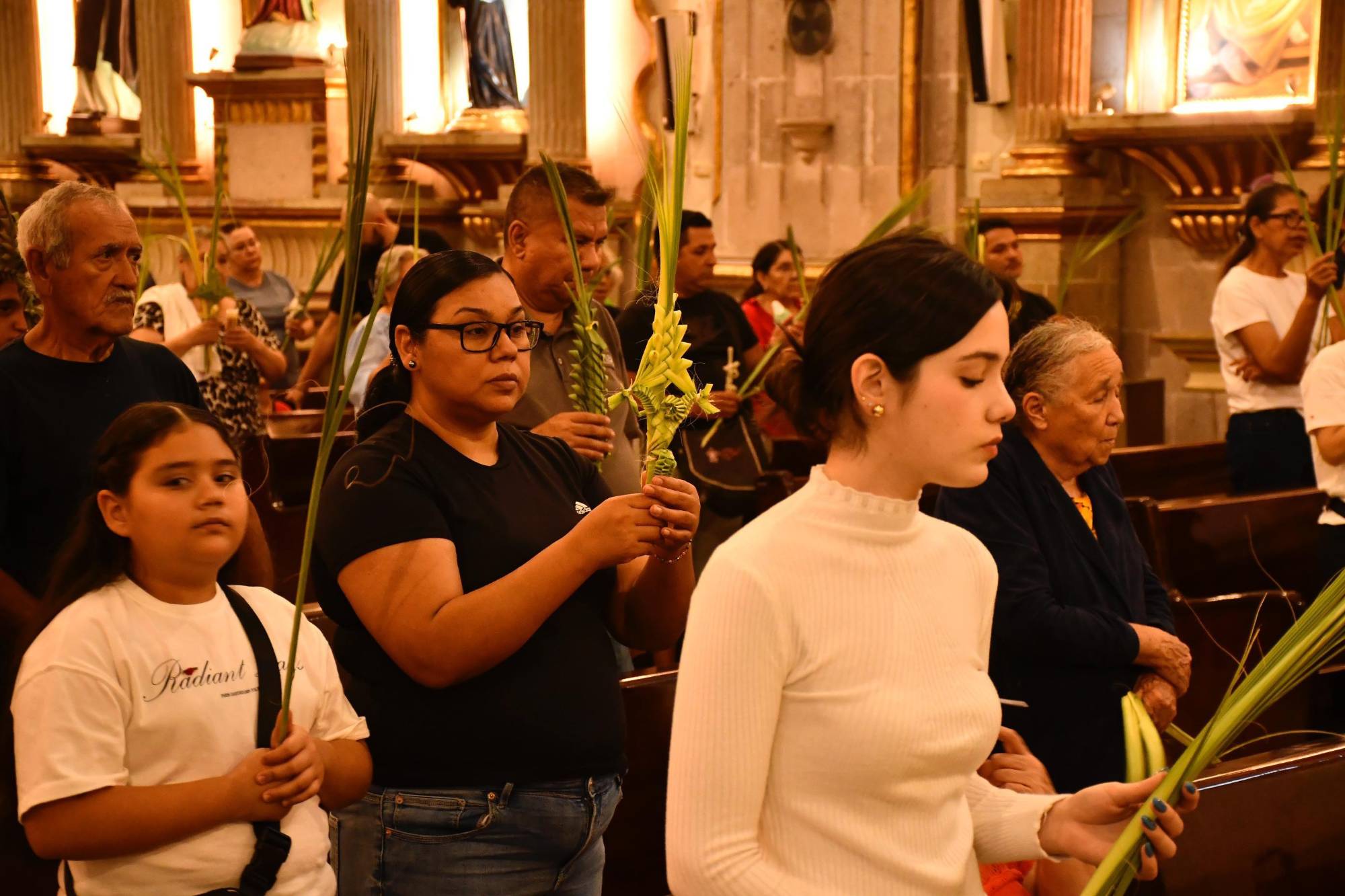 $!‘No podemos vivir solo pensando cuándo seremos felices’, llama Obispo de Culiacán este Domingo de Ramos