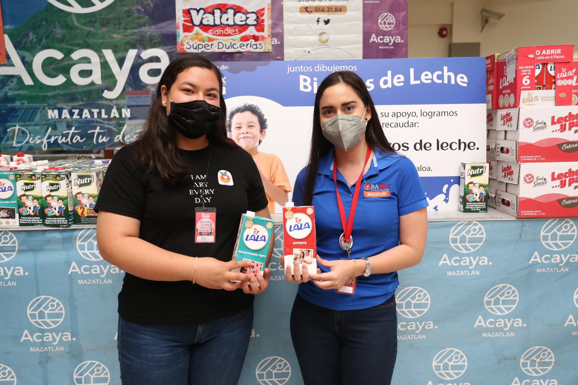 $!Nylan Hi entrega su donativo a Jénnifer Aceves, del Banco de Alimentos.