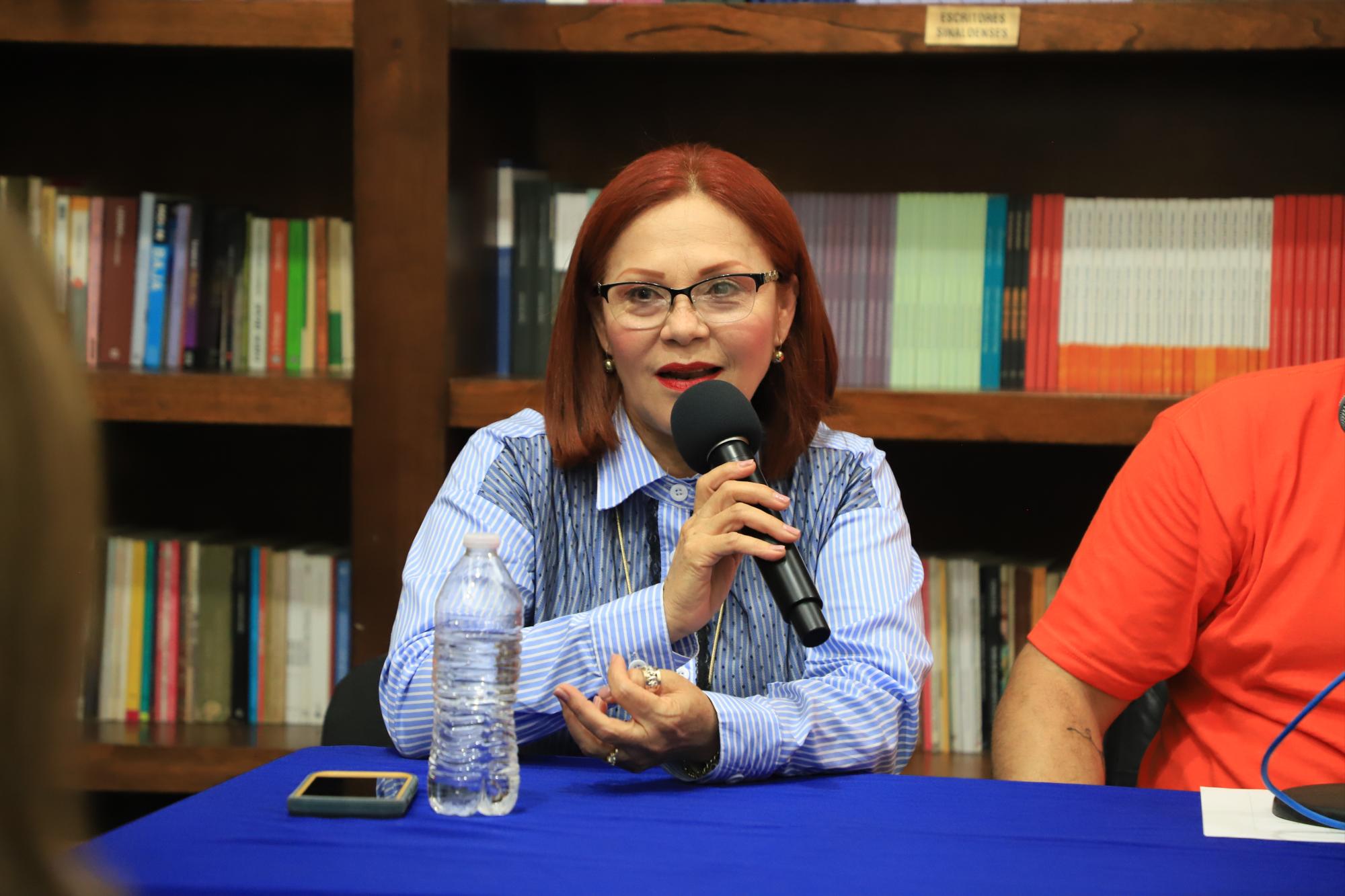 $!La pintora Dory Perdomo durante su participación.