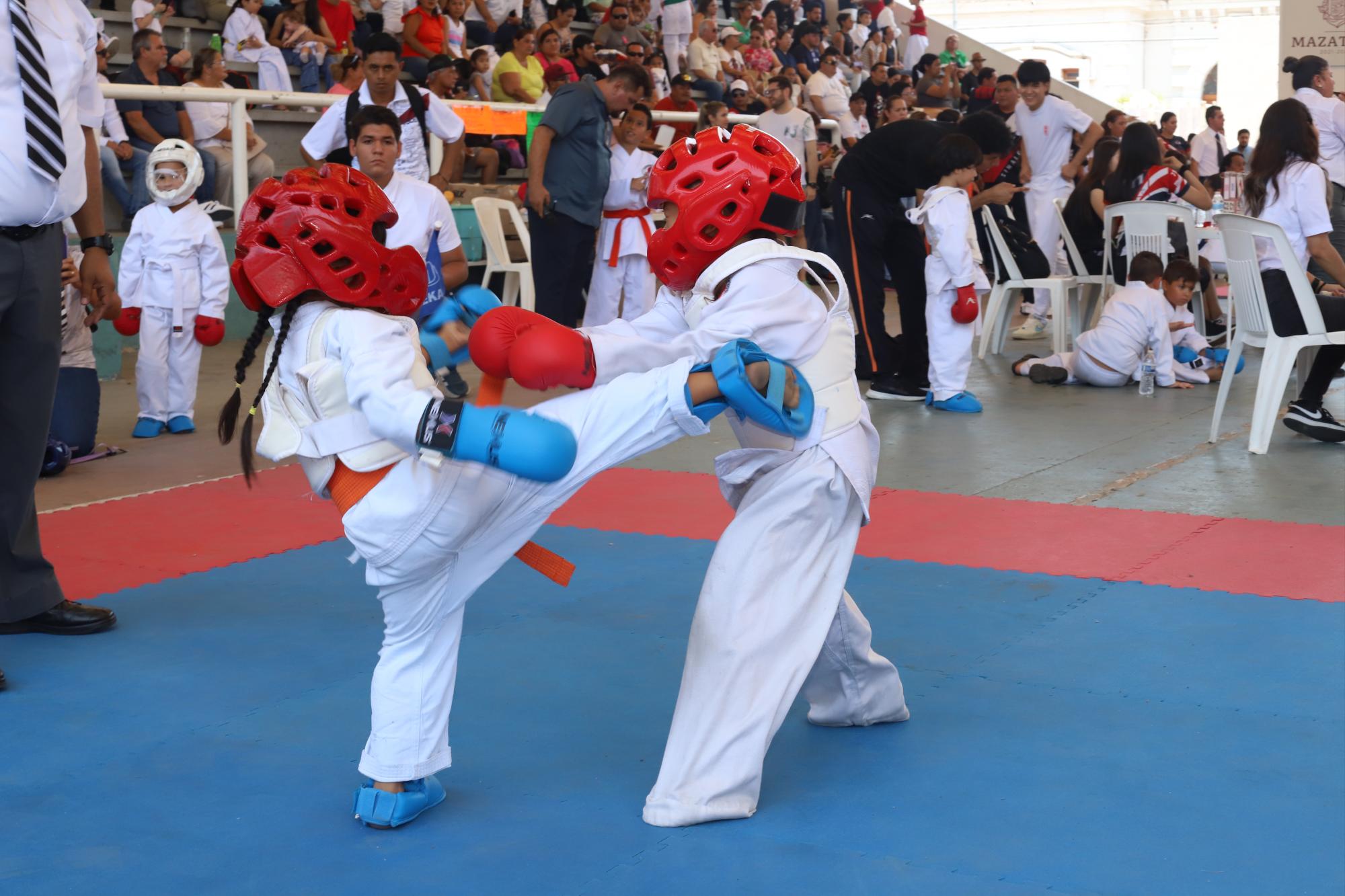 $!Los competidores más pequeños dieron lo mejor de sí sobre el tatami.