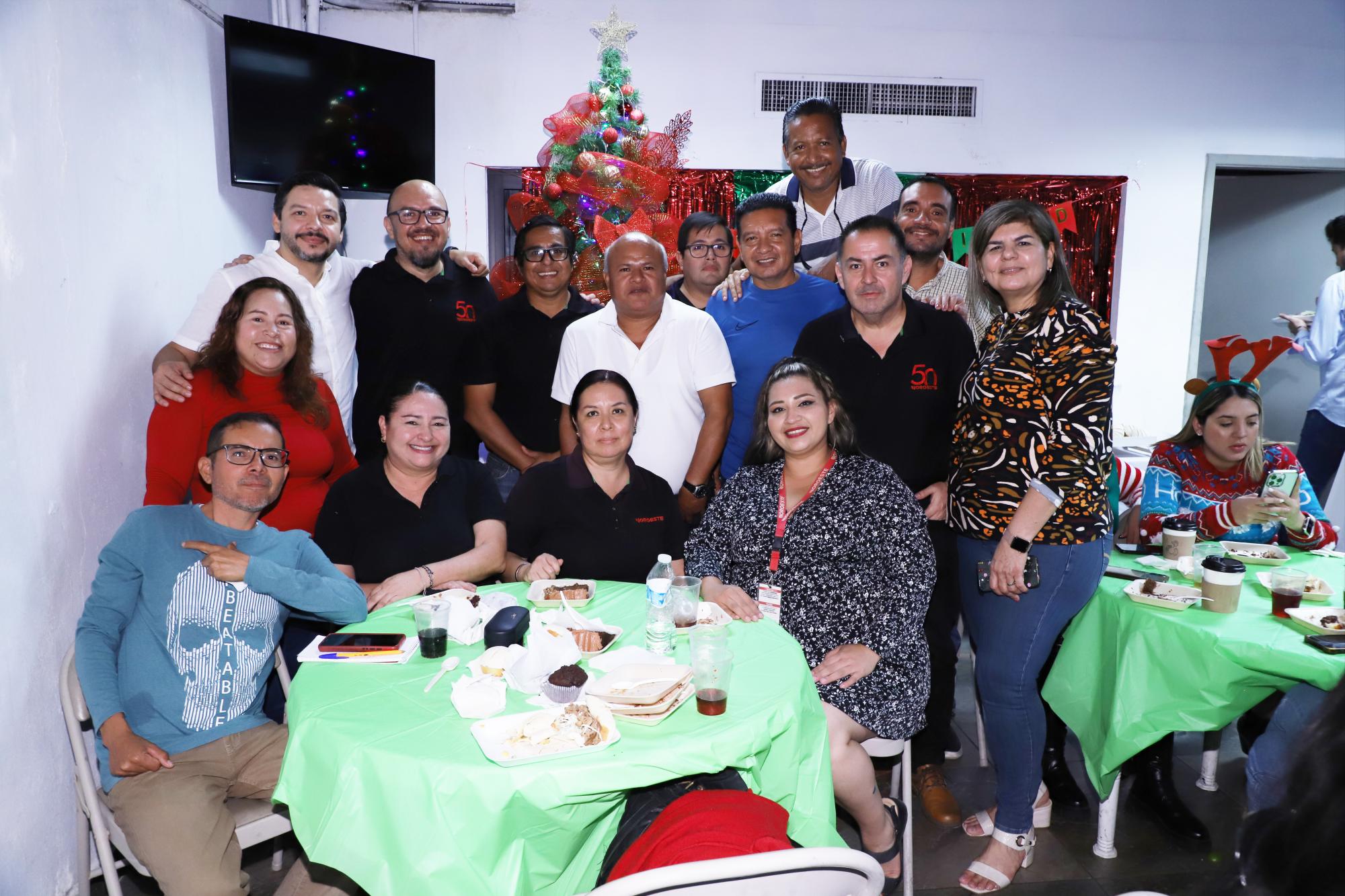 $!Adrián López Ortiz y María de Jesús Urías junto a integrantes del equipo de la Redacción Datemex Mazatlán.