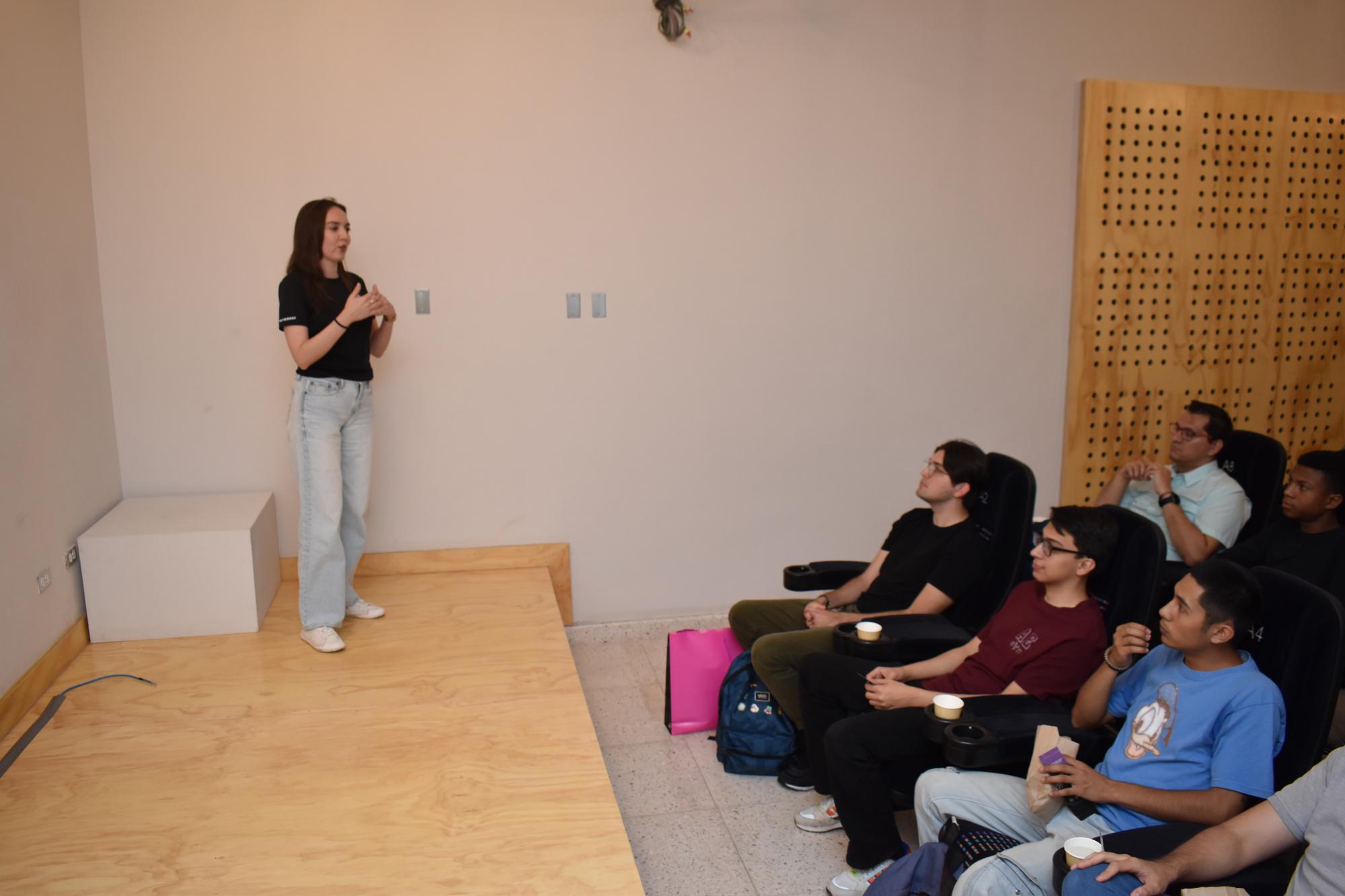 $!Alejandra Larrondo, directora de La Casa del Maquío, da la bienvenida a los asistentes.