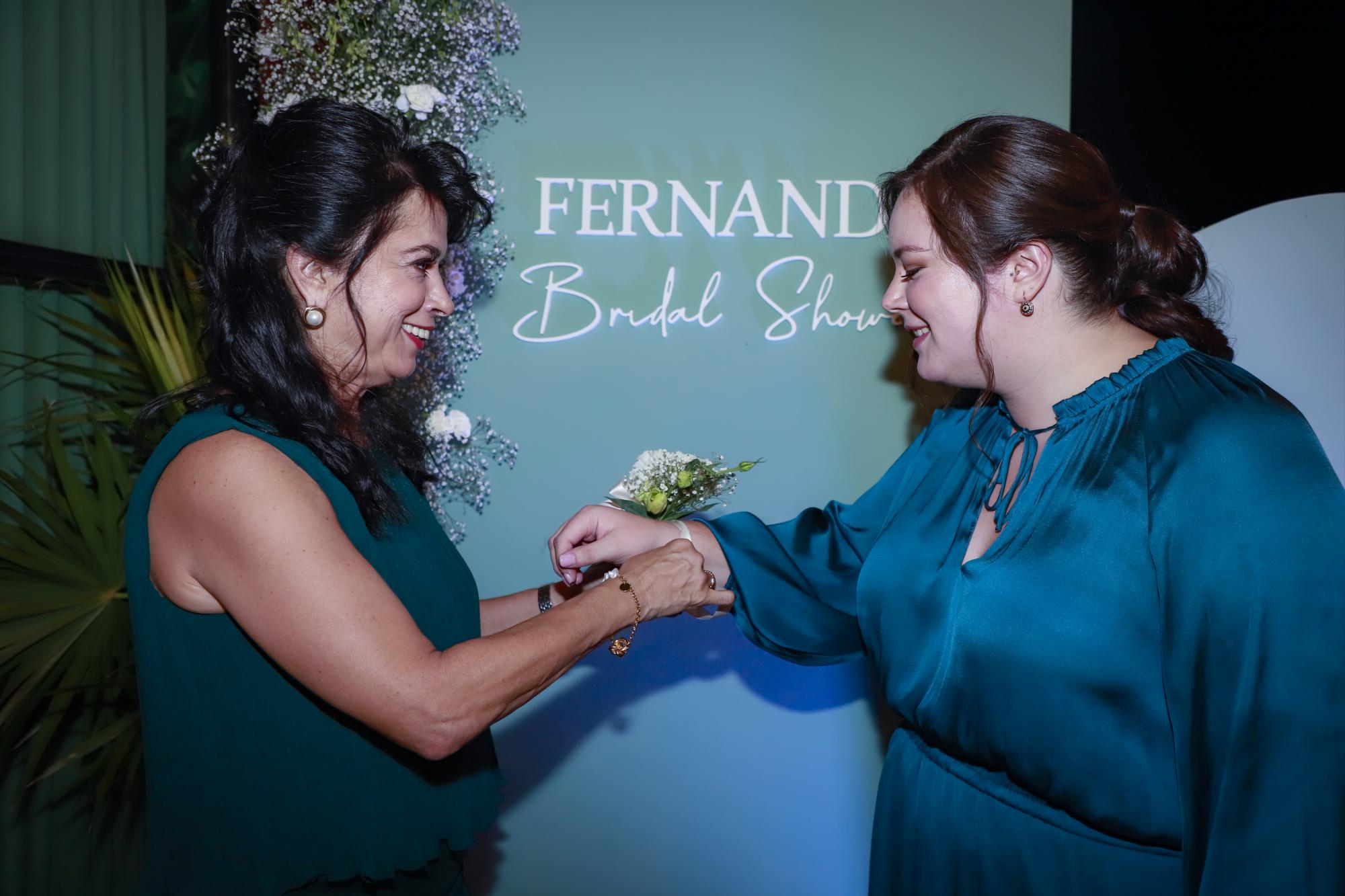 $!Carmen María Pérez de Acha, mamá de la novia, coloca el tradicional corsage a la festejada.