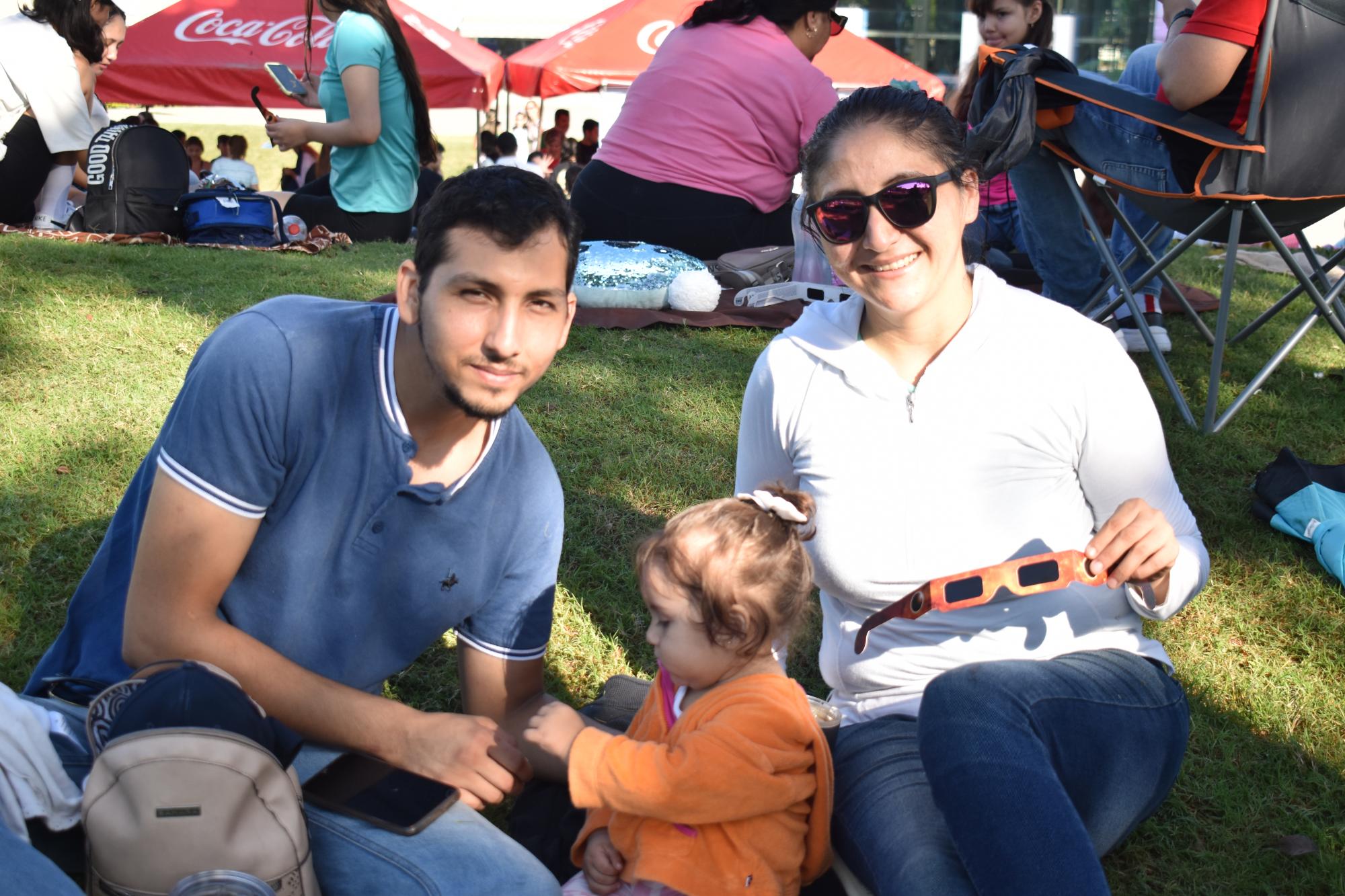 $!Yonatan Cázares y Rocío Osuna, con su pequeña Emma Cázares.