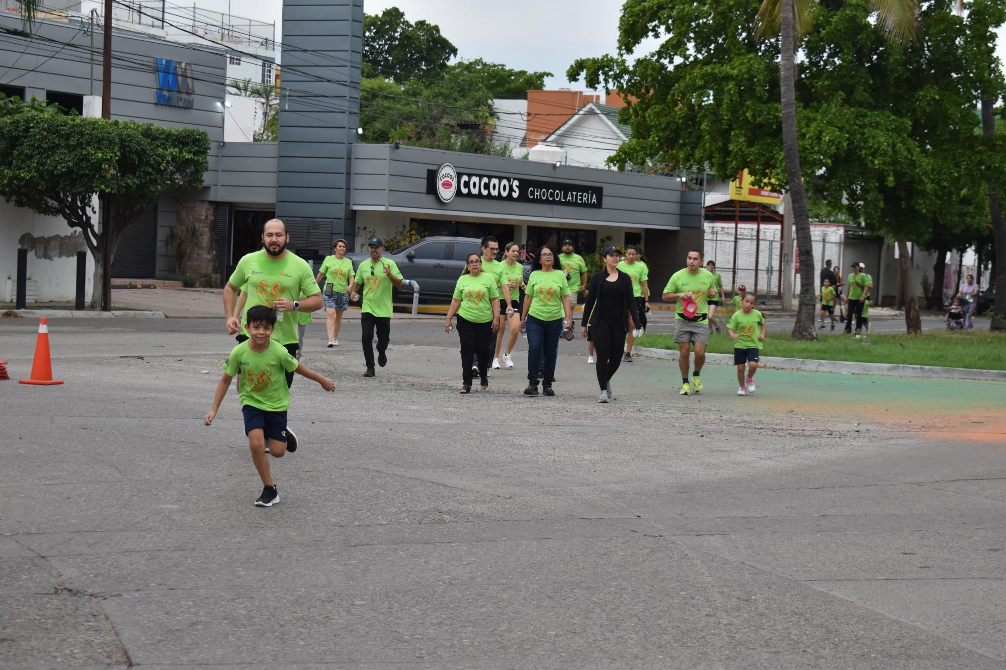 $!Los padres de familia protagonizan la carrera.