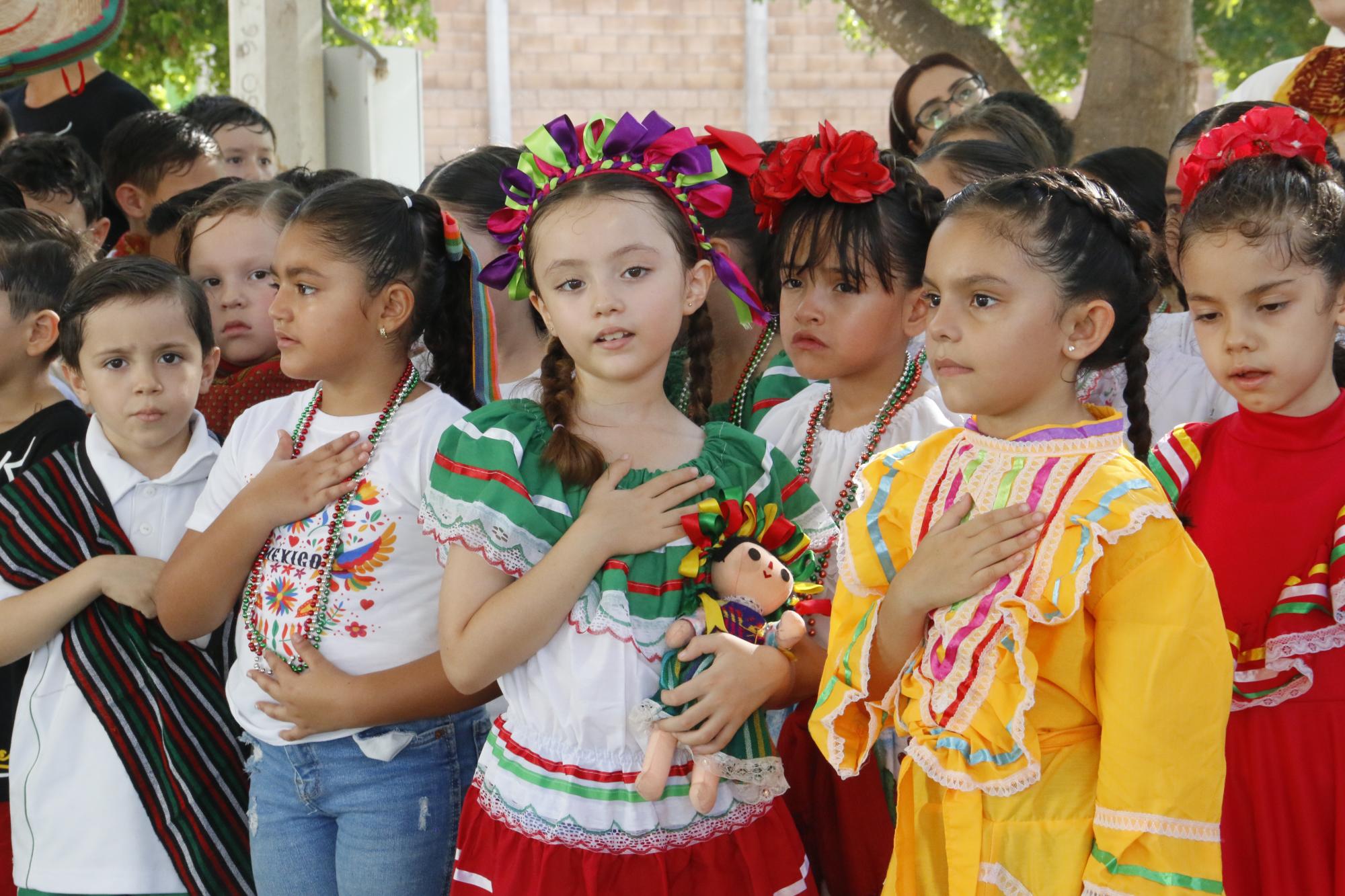 $!Hermosos vestidos de ‘Adelitas’ portaron las niñas.