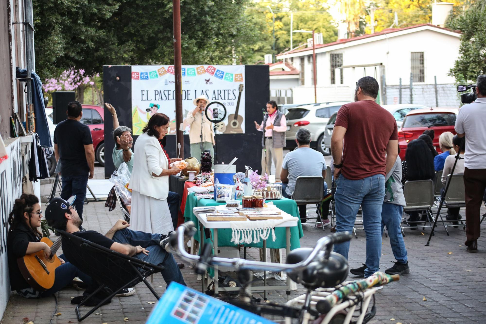 $!Es un tianguis cultural con una amplia oferta de productos.