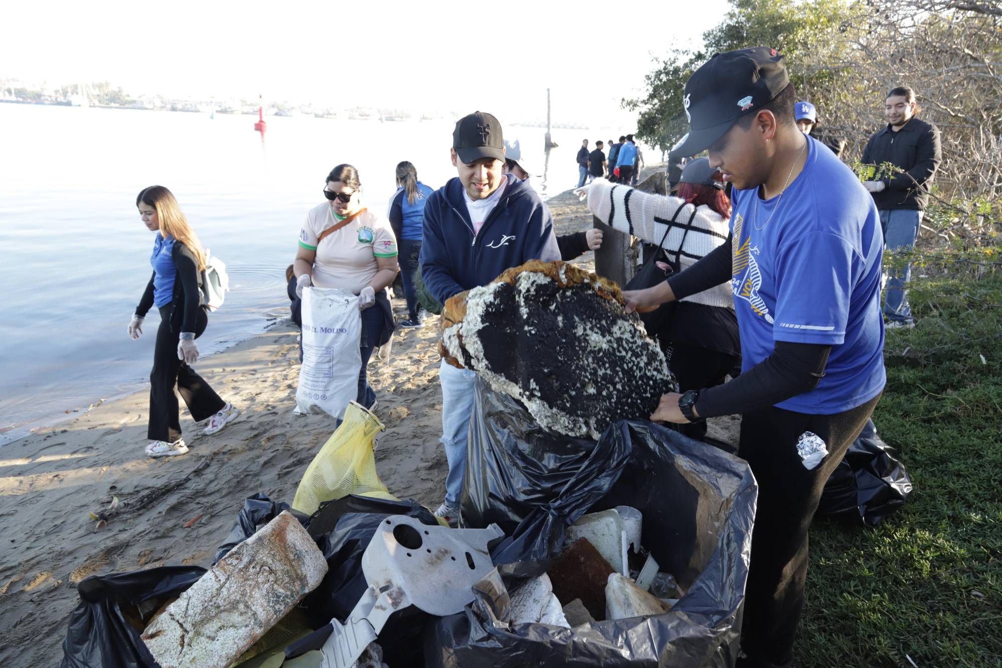 $!Miembros activistas y estudiantes voluntarios se sumaron al llamado que realizó el Colectivo MazConCiencia para limpiar el manglar de la Isla de la Piedra.