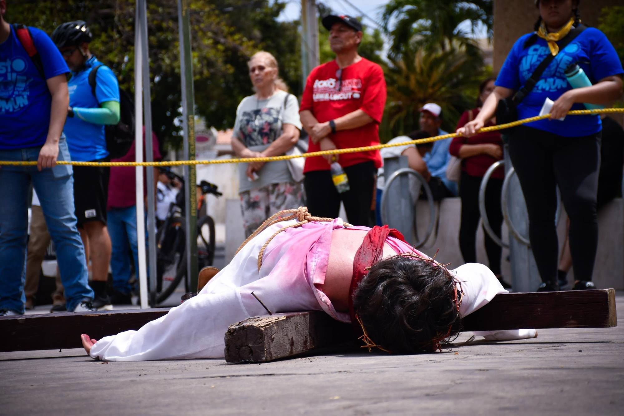 $!Culiacán presencia el camino a la cruz de Cristo con una escenificación juvenil
