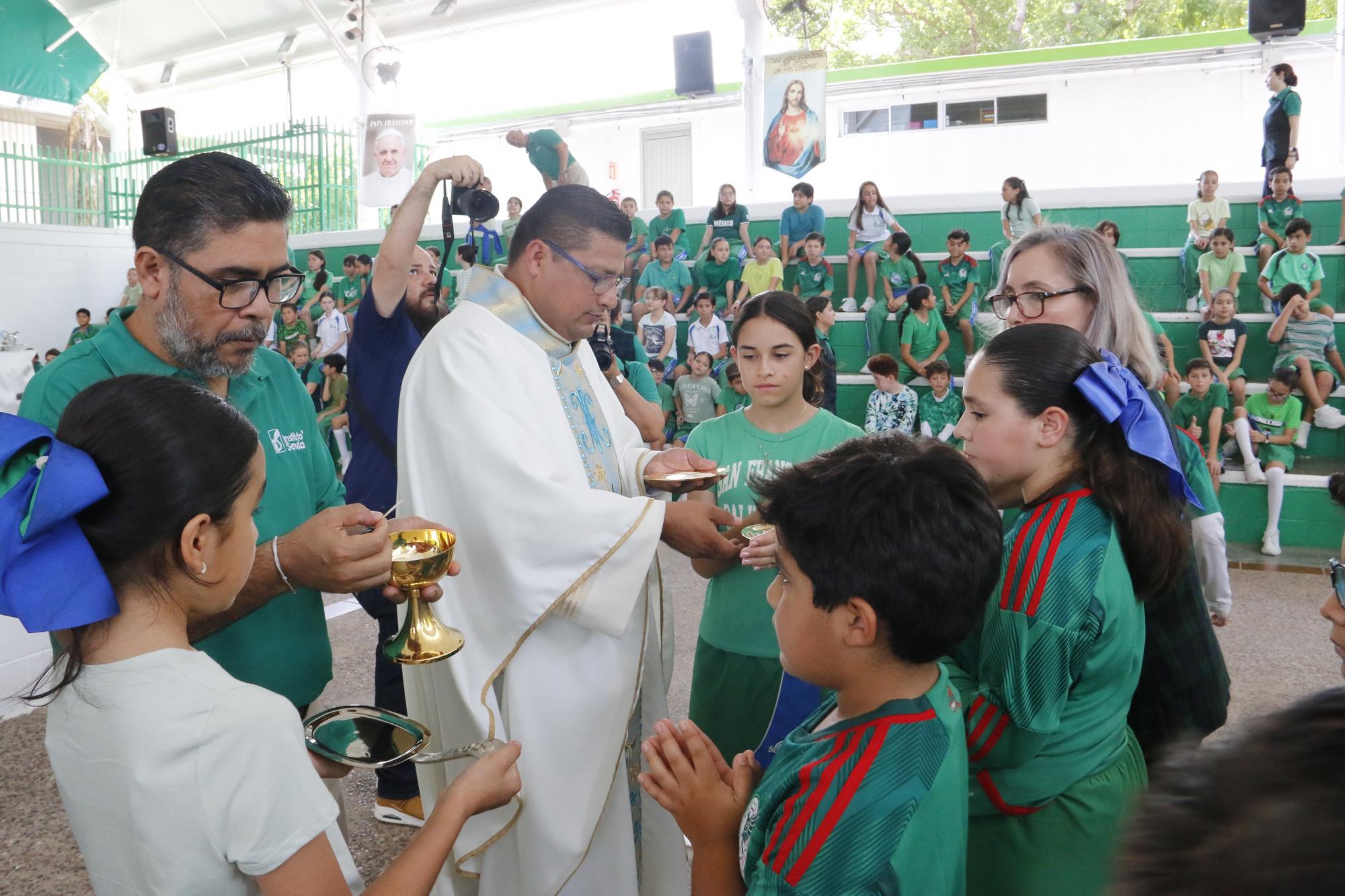 $!Alumnos y maestros, participan de la comunión.