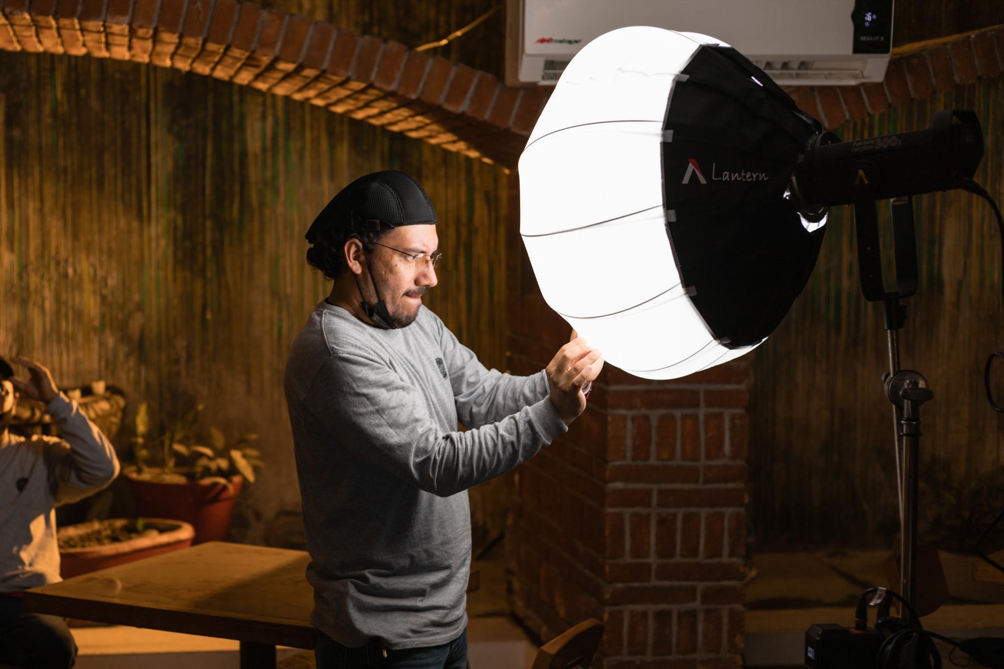 $!Para Miguel, tener la mejor iluminación era importante para lograr una imagen perfecta.