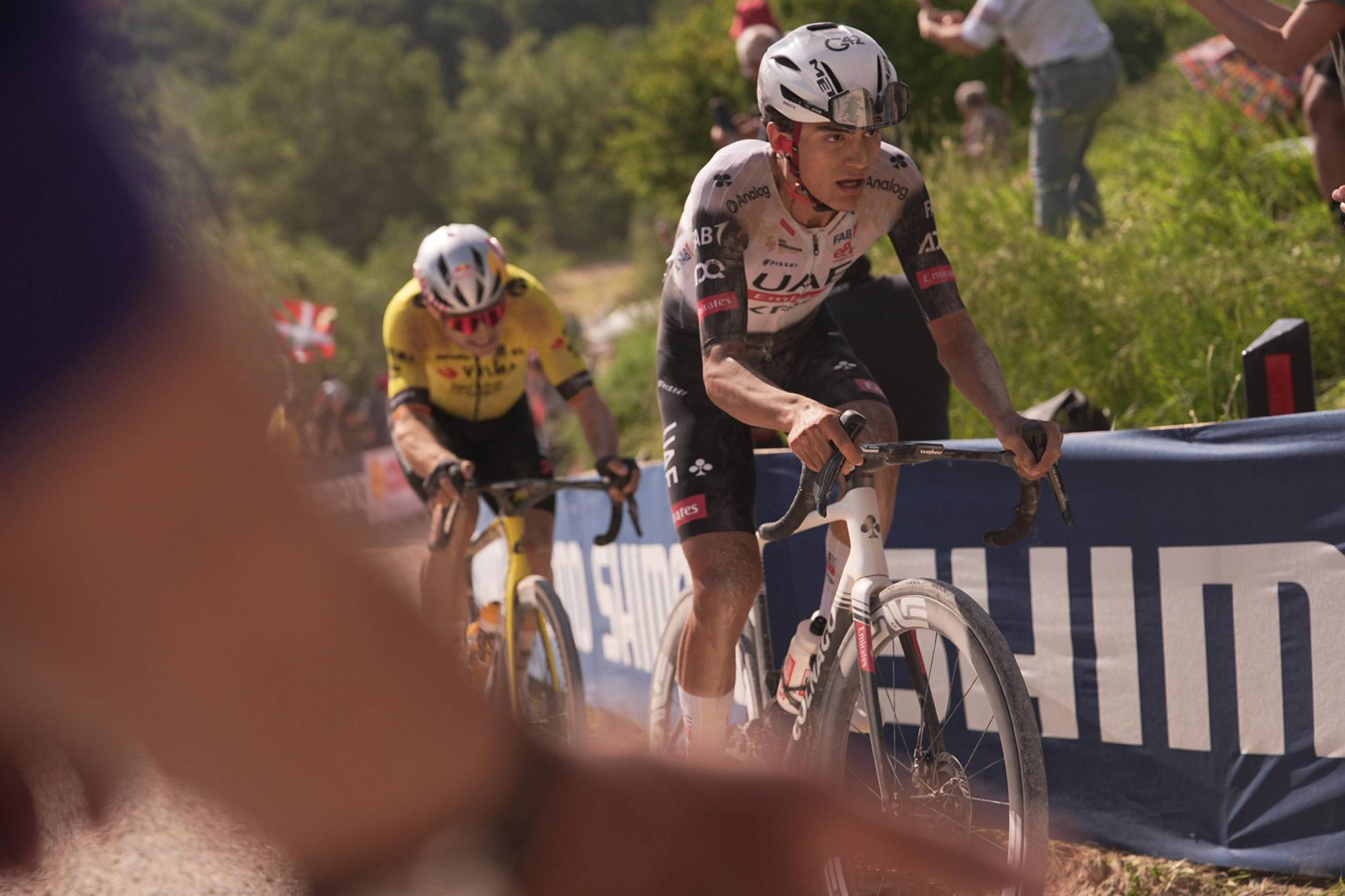 $!Isaac del Toro hace historia en el Giro de Italia y viste la maglia rosa de líder
