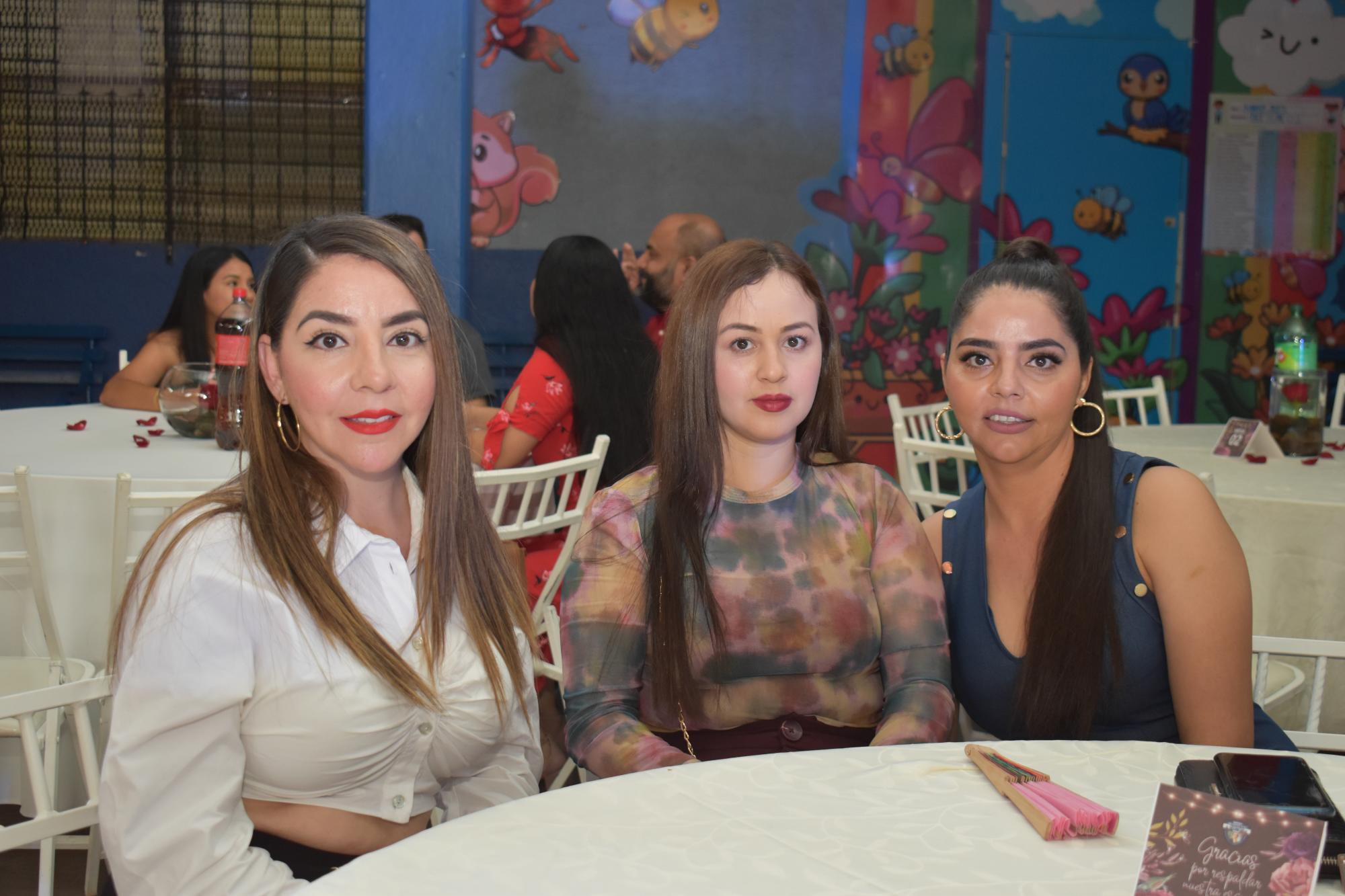 $!María Adriana Ríos Plascencia, Erika Yukiel Ríos Plascencia y Nereyda Guadalupe Rivas Moreno.