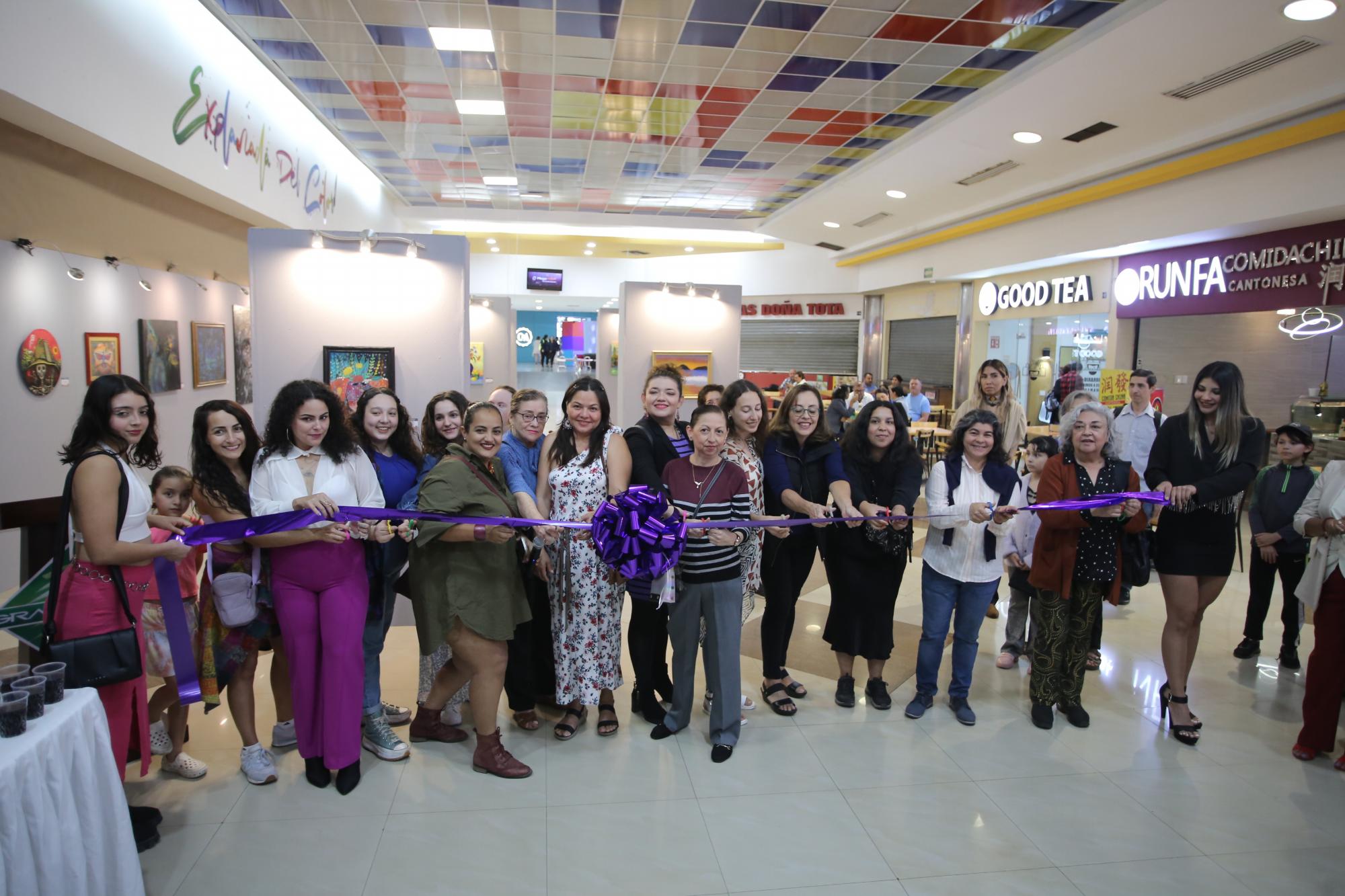 $!Las integrantes del Colectivo de Mujeres Artistas en el corte del listón.