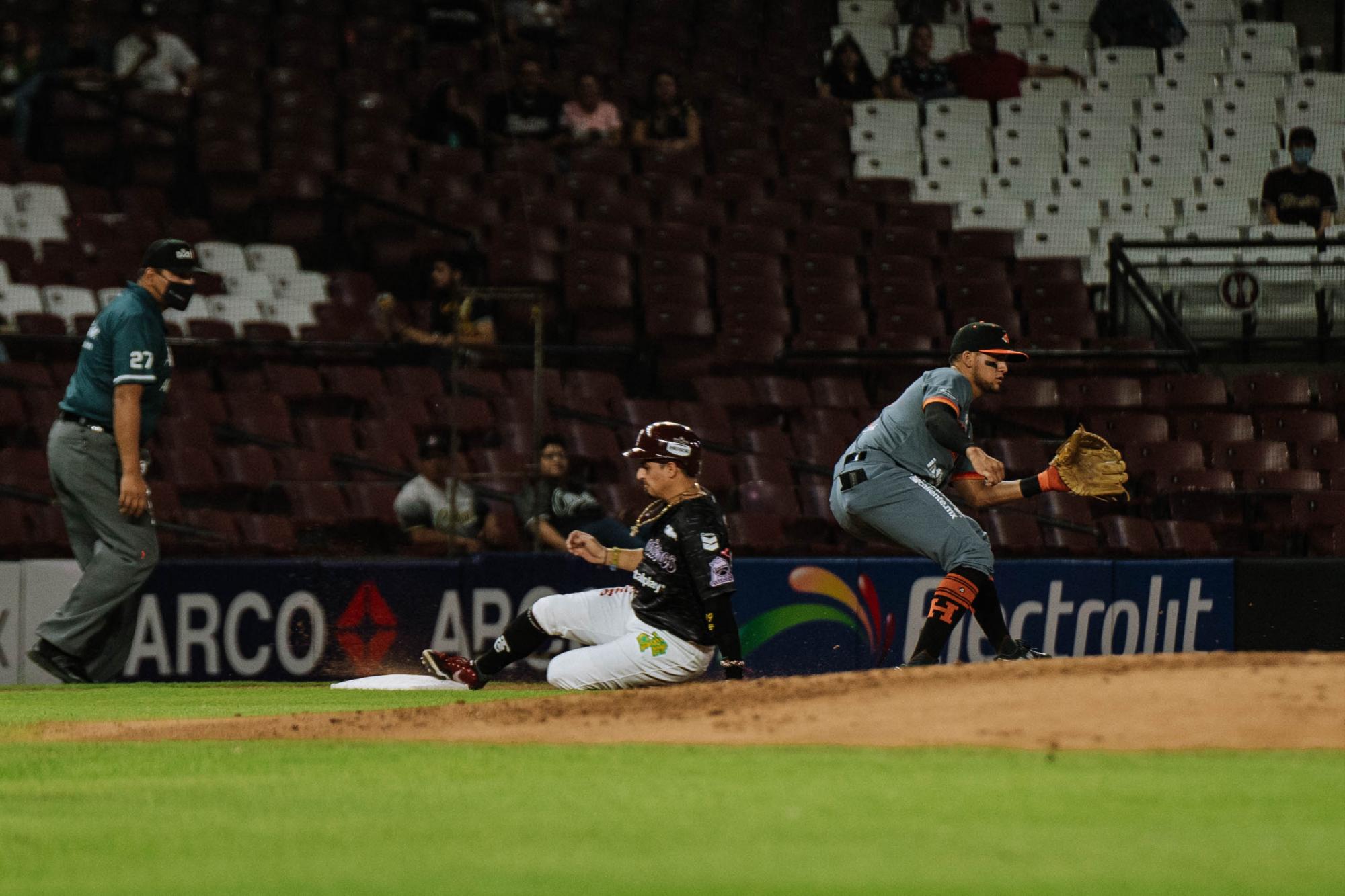 $!Tomateros de Culiacán deja escapar la ventaja ante Naranjeros de Hermosillo