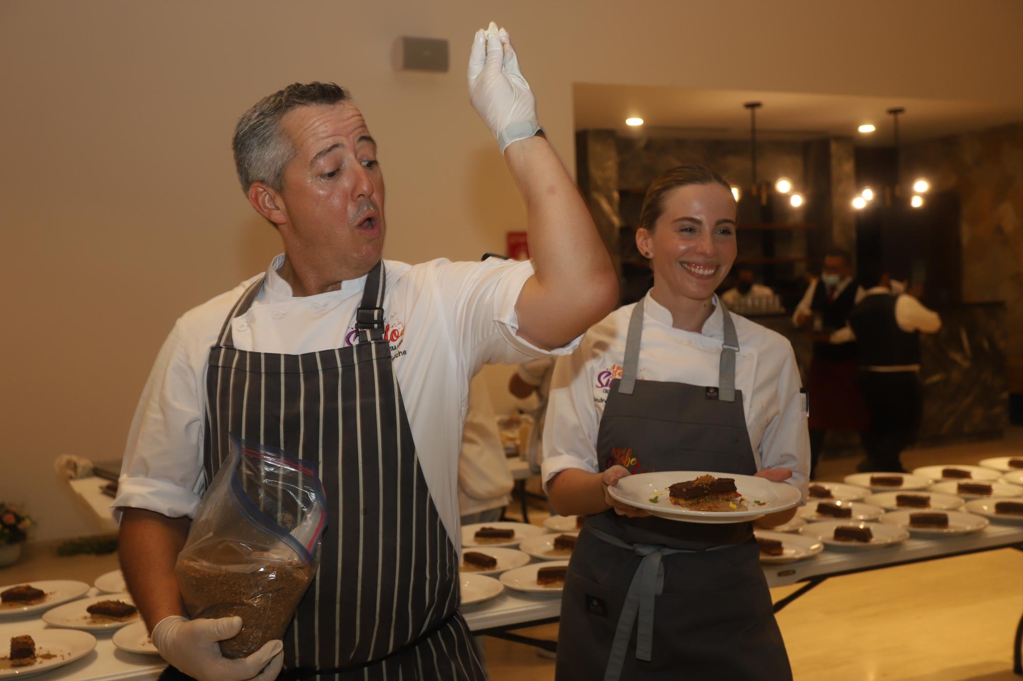 $!Los chefs Héctor Peniche y Andrea Lizárraga montando su platillo.