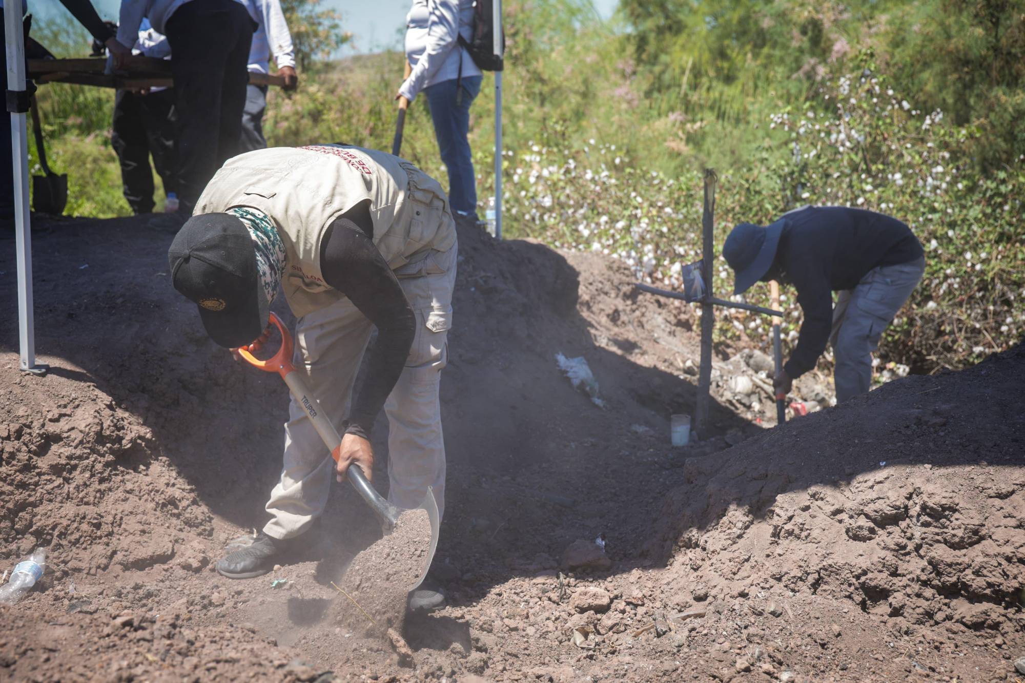 $!Suman 12 cuerpos en ocho fosas con restos humanos en ejido Mezquitillo, en Culiacán