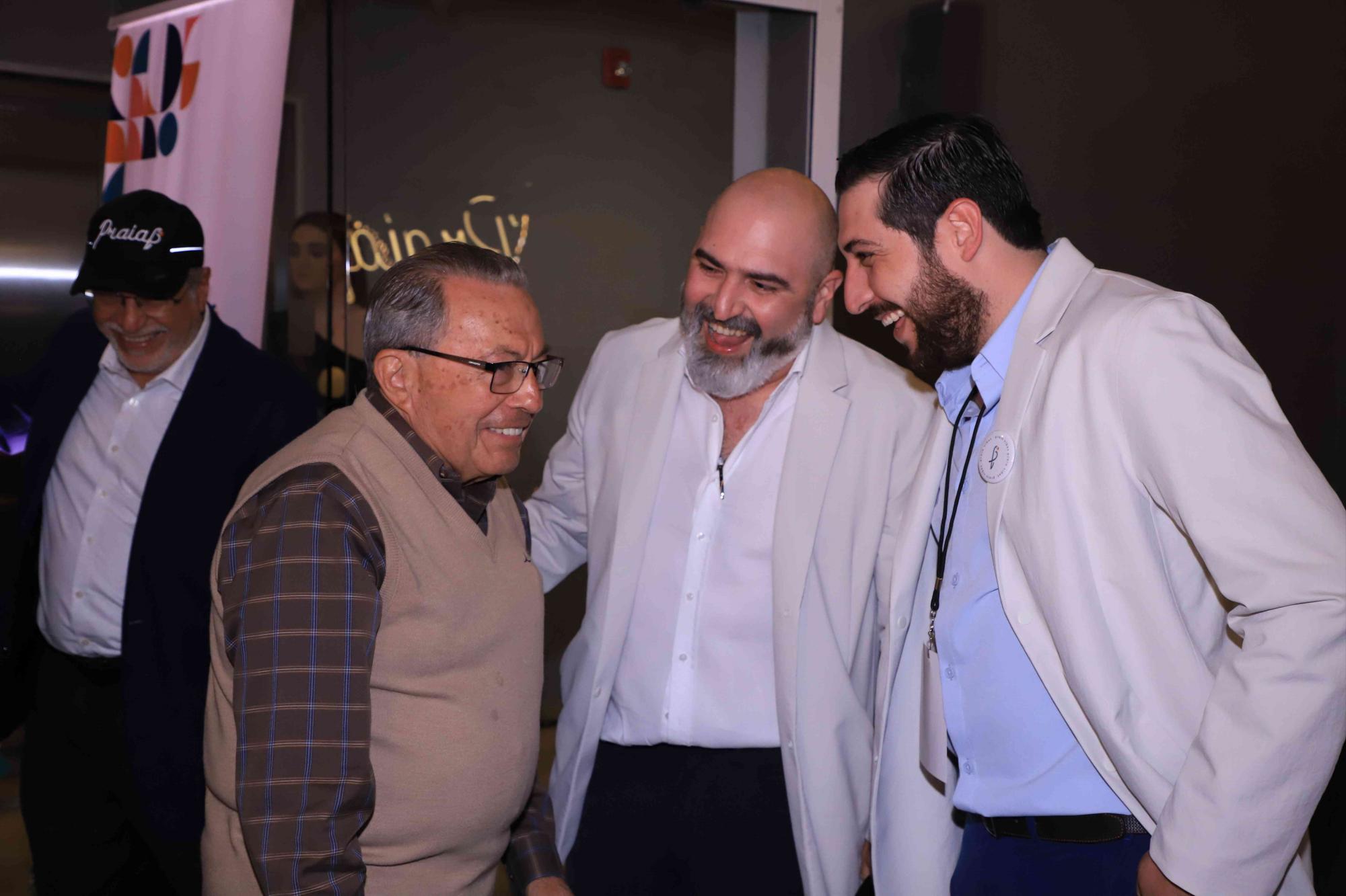 $!Leovi Carranza en plena charla con los hermanos Miguel y Guillermo Izaguirre.