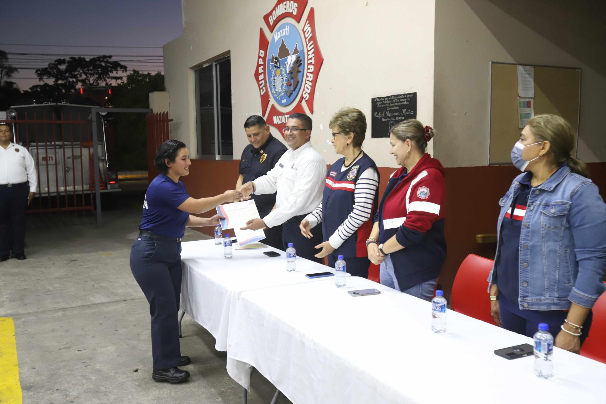 $!Emilia Acosta recibe reconocimiento.