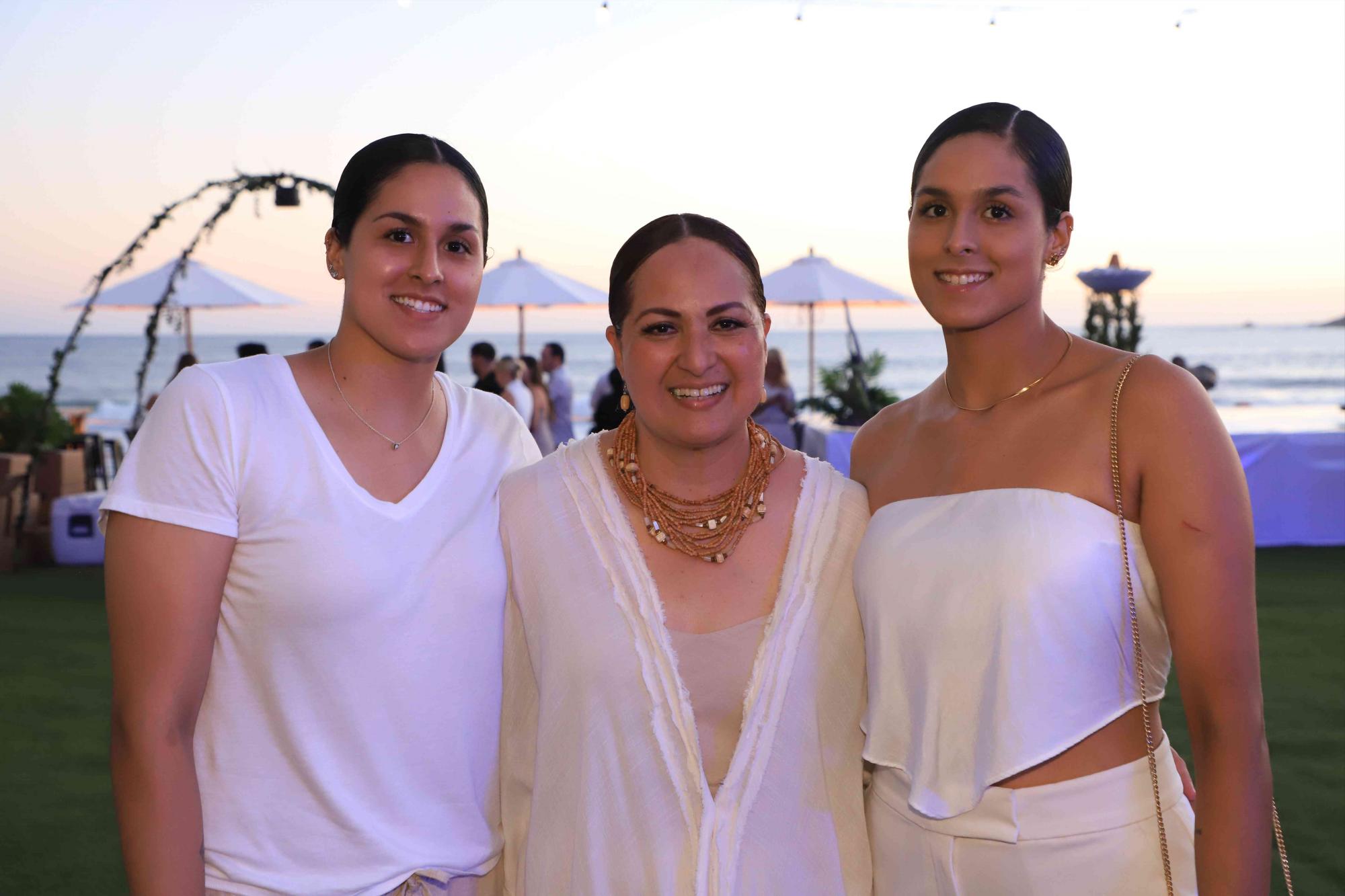 $!Mónica Medina entre sus hijas, Mariana y Ana María Valenzuela Medina.