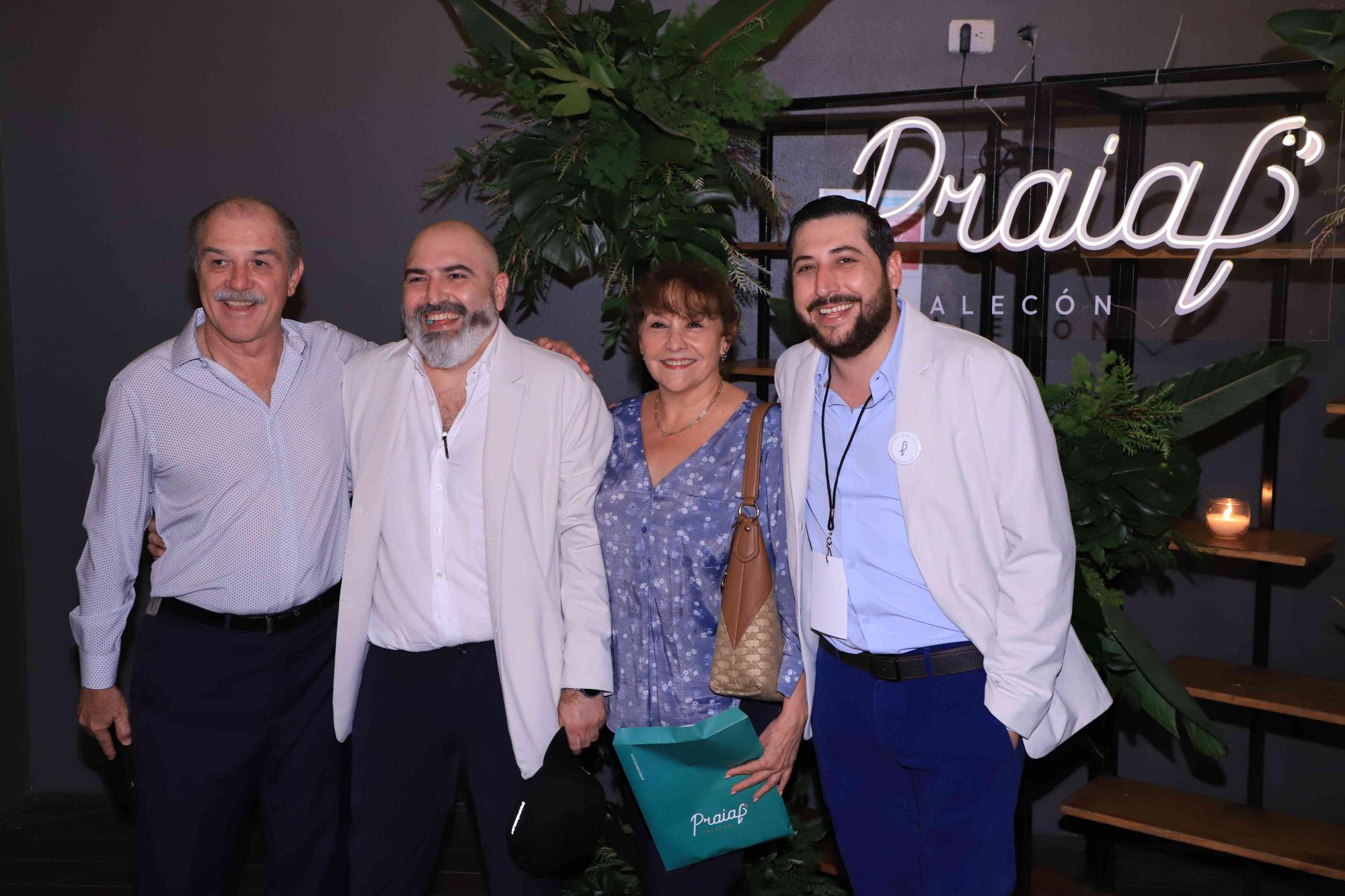 $!Jesús Humarán Castellanos y Ana Magaña de Humarán entre los hermanos Izaguirre.