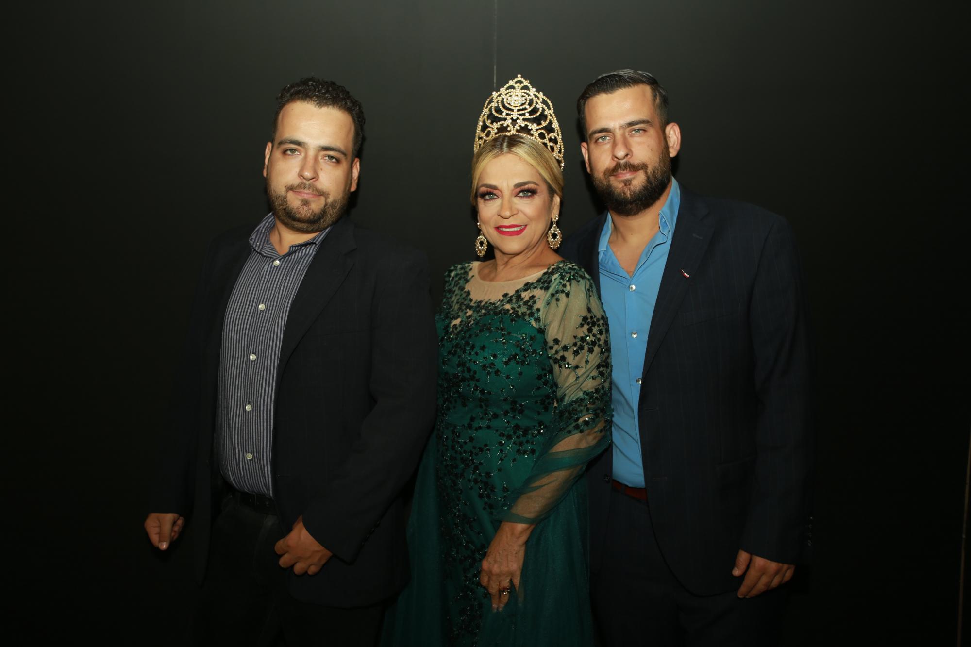 $!Denisse Díaz, Reina Infantil del Carnaval de 1973, entre sus hijos Fernando y Miguel Bayardo.