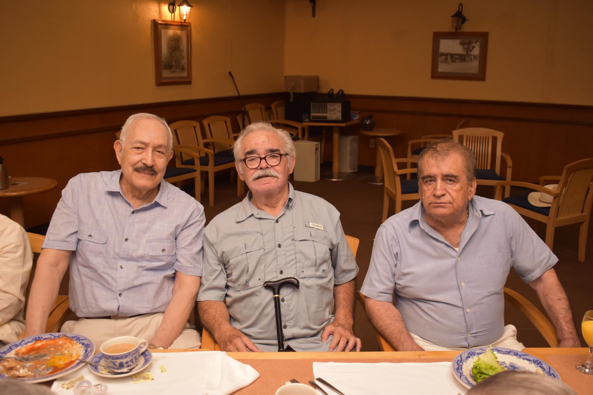 $!Alfredo Cobarrubias convive con los integrantes del grupo de egresados.