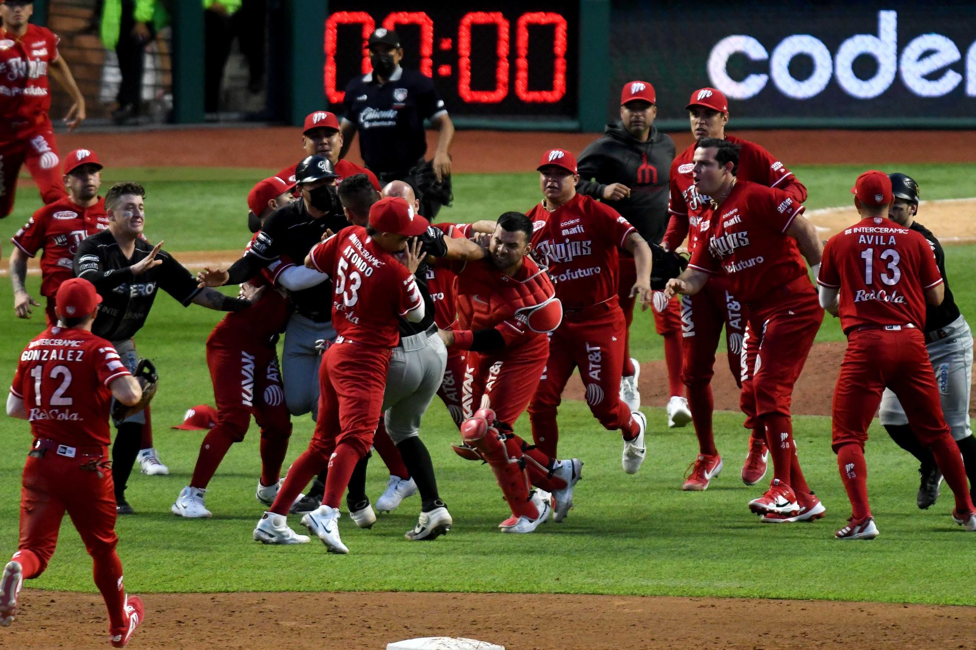$!Monumental bronca entre Diablos Rojos y Guerreros (FOTOS/VIDEO)