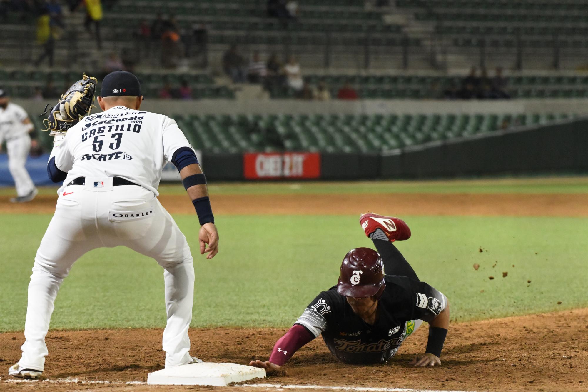 $!Tomateros de Culiacán se impone a Algodoneros de Guasave en duelo de toma y daca