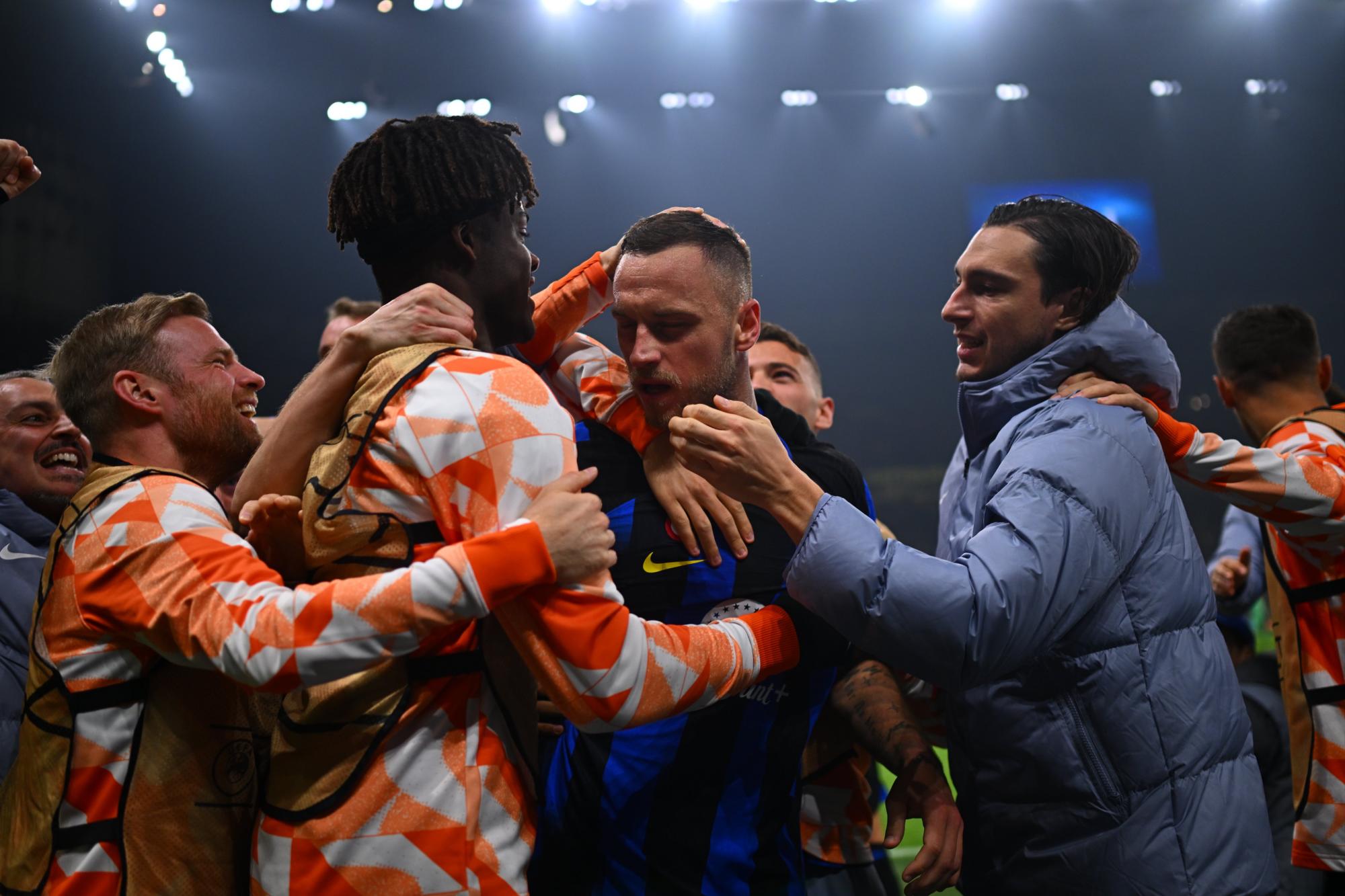 $!El Inter da un paso hacia los cuartos de Champions