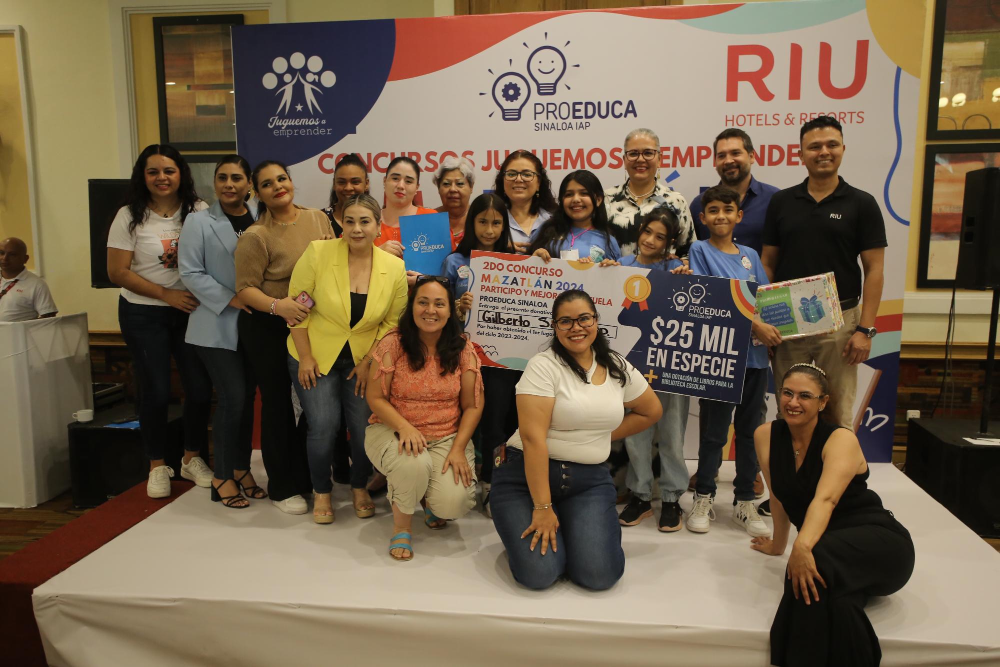 $!Integrantes de la Escuela Gilberto Soto Velázquez del turno vespertino con su premio.