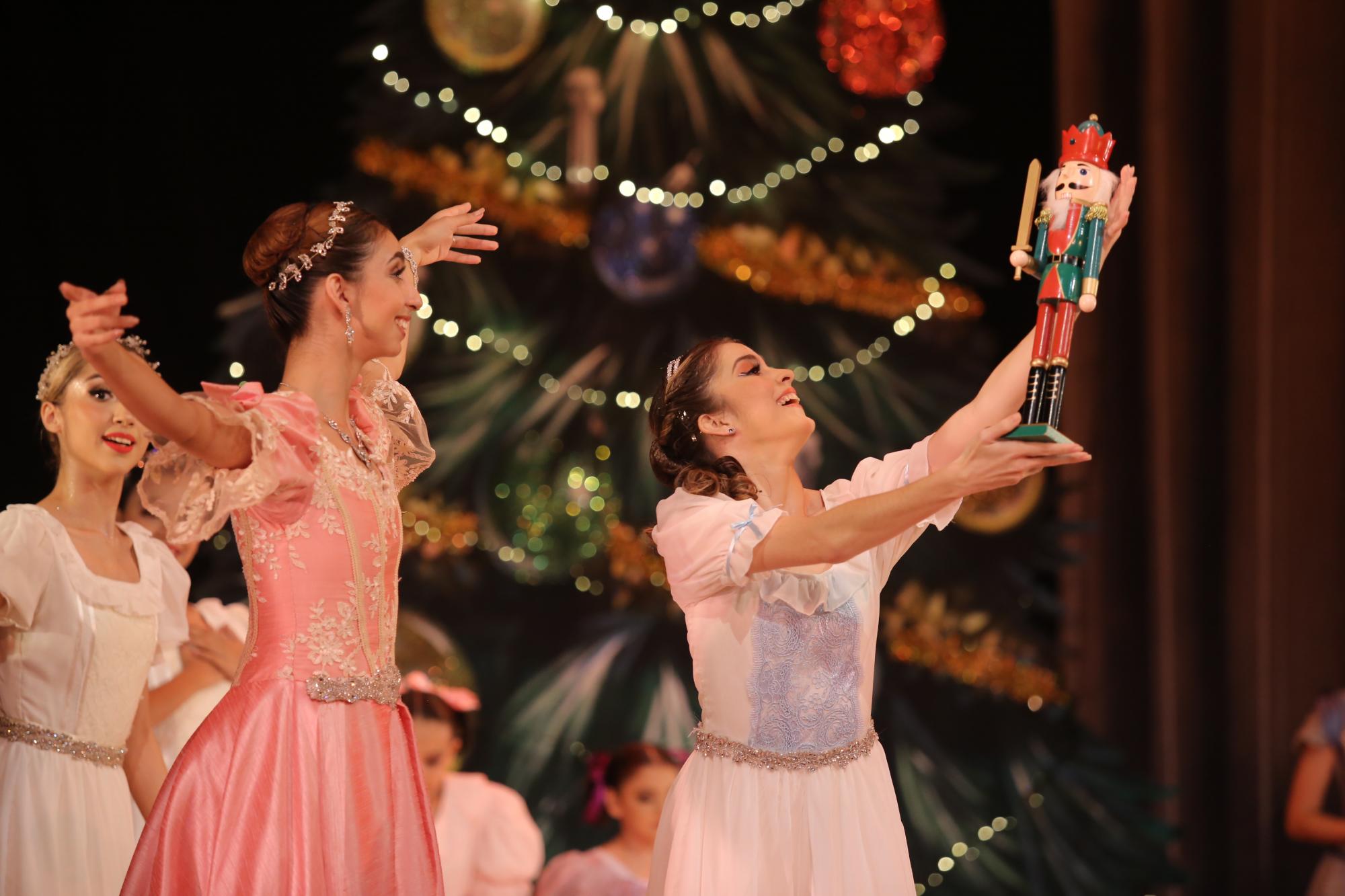 $!Clarita muestra con gran felicidad a “El Cascanueces”.