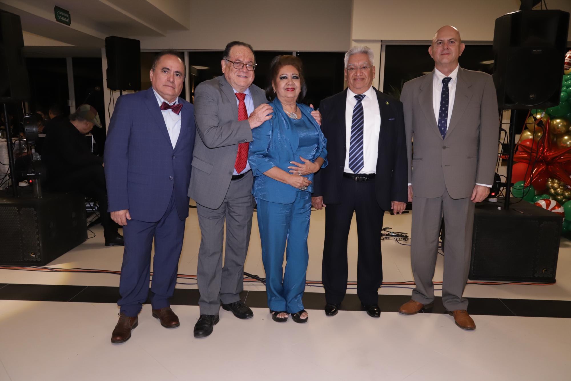 $!Miembros honorarios del colegio se tomaron la fotografía del recuerdo, Tomás Pardo, Pedro Osuna, Artemisa Velarde, Raúl Torres y Otilio Cabello.