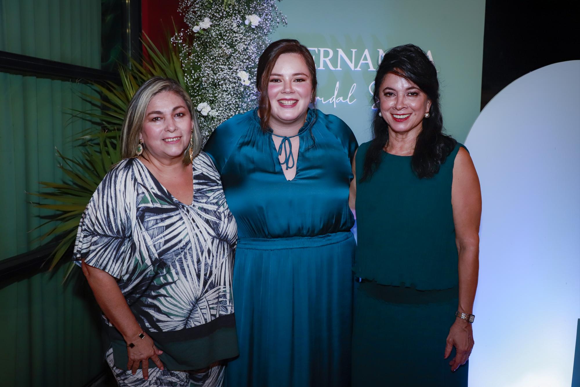 $!La novia acompañada por Myrna Ugalde y su mamá Mely Pérez de Acha.