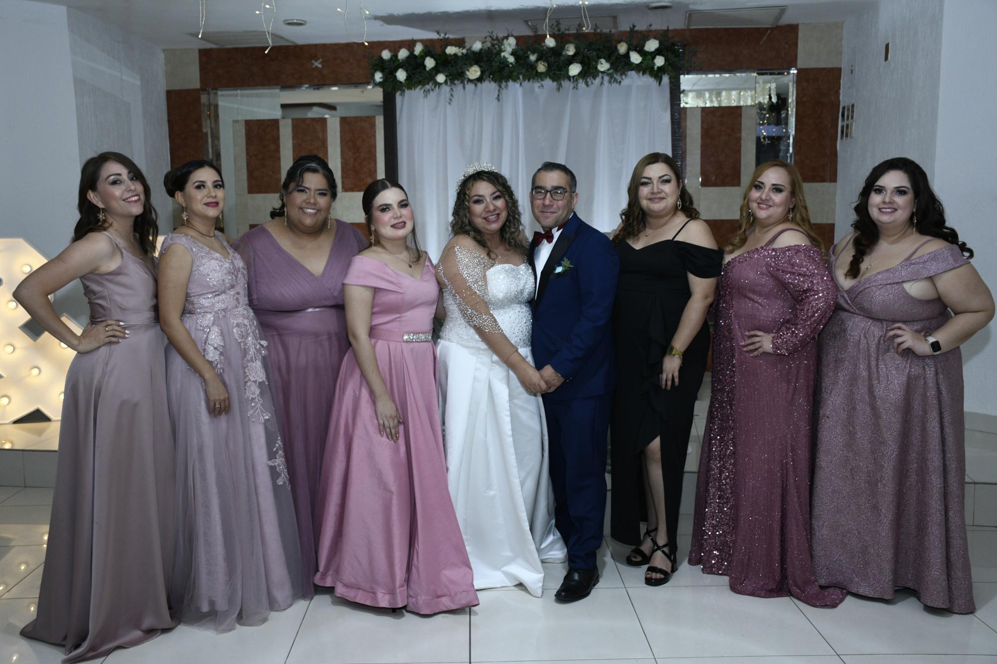 $!La pareja acompañada por las mejores amigas de la novia.