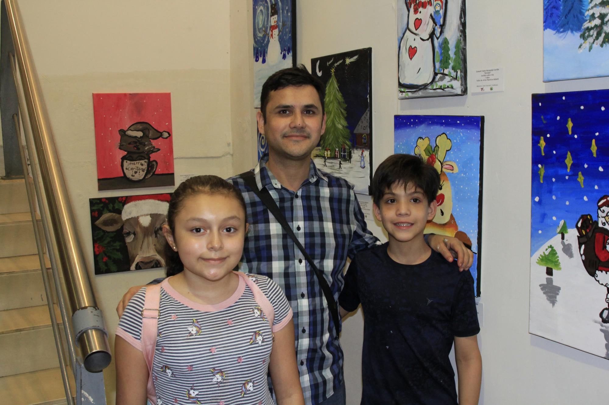 $!El maestro Gonzalo Cárdenas, con sus alumnos María Alejandra Beltrán y Leonel Loaiza.