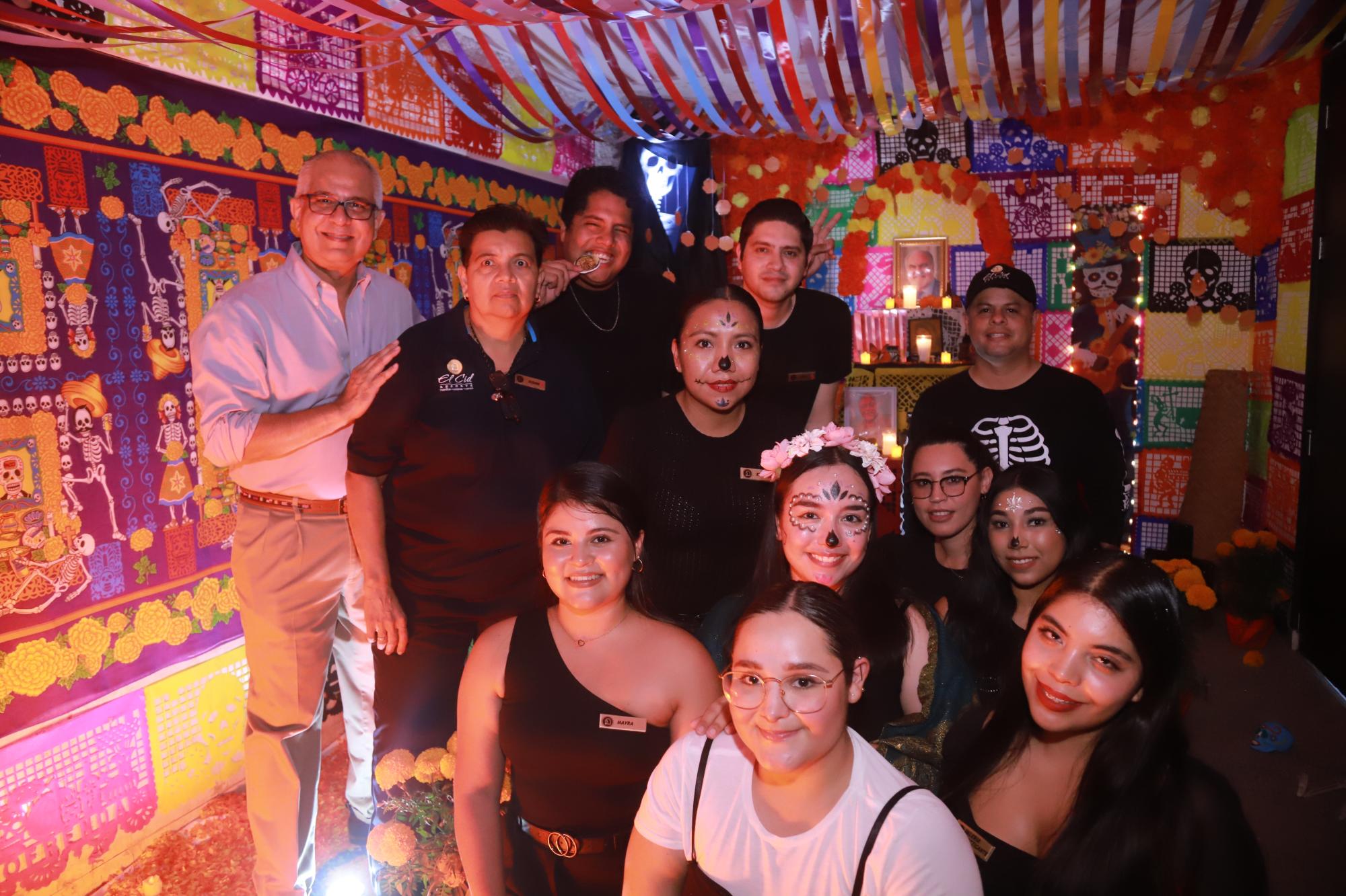 $!El equipo de Recursos Humanos en su altar, ganador del segundo lugar.