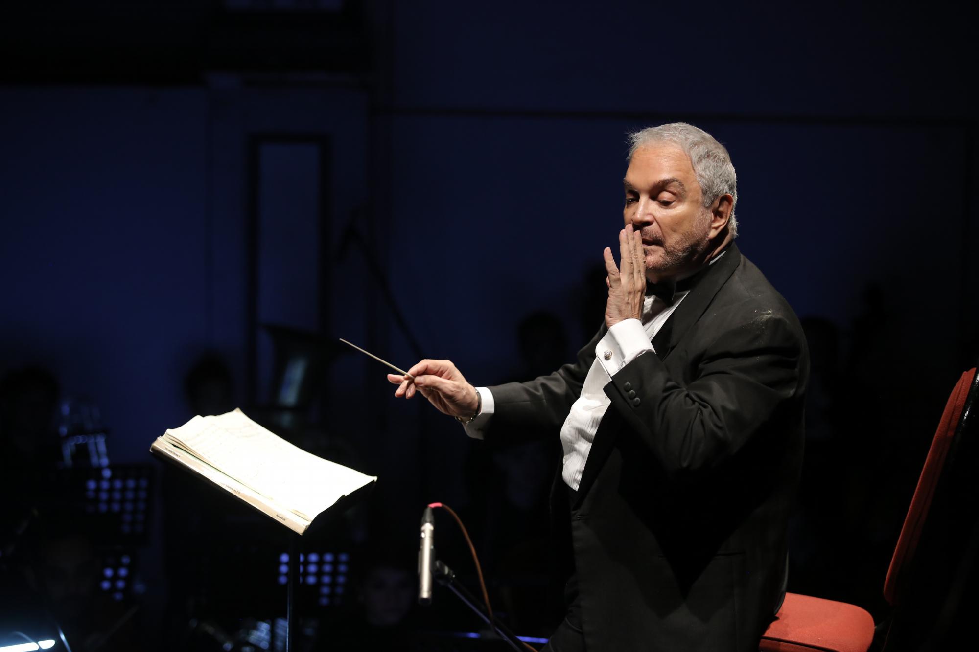 $!El maestro Enrique Patrón de Rueda dirigió la Camerata Mazatlán esa noche.