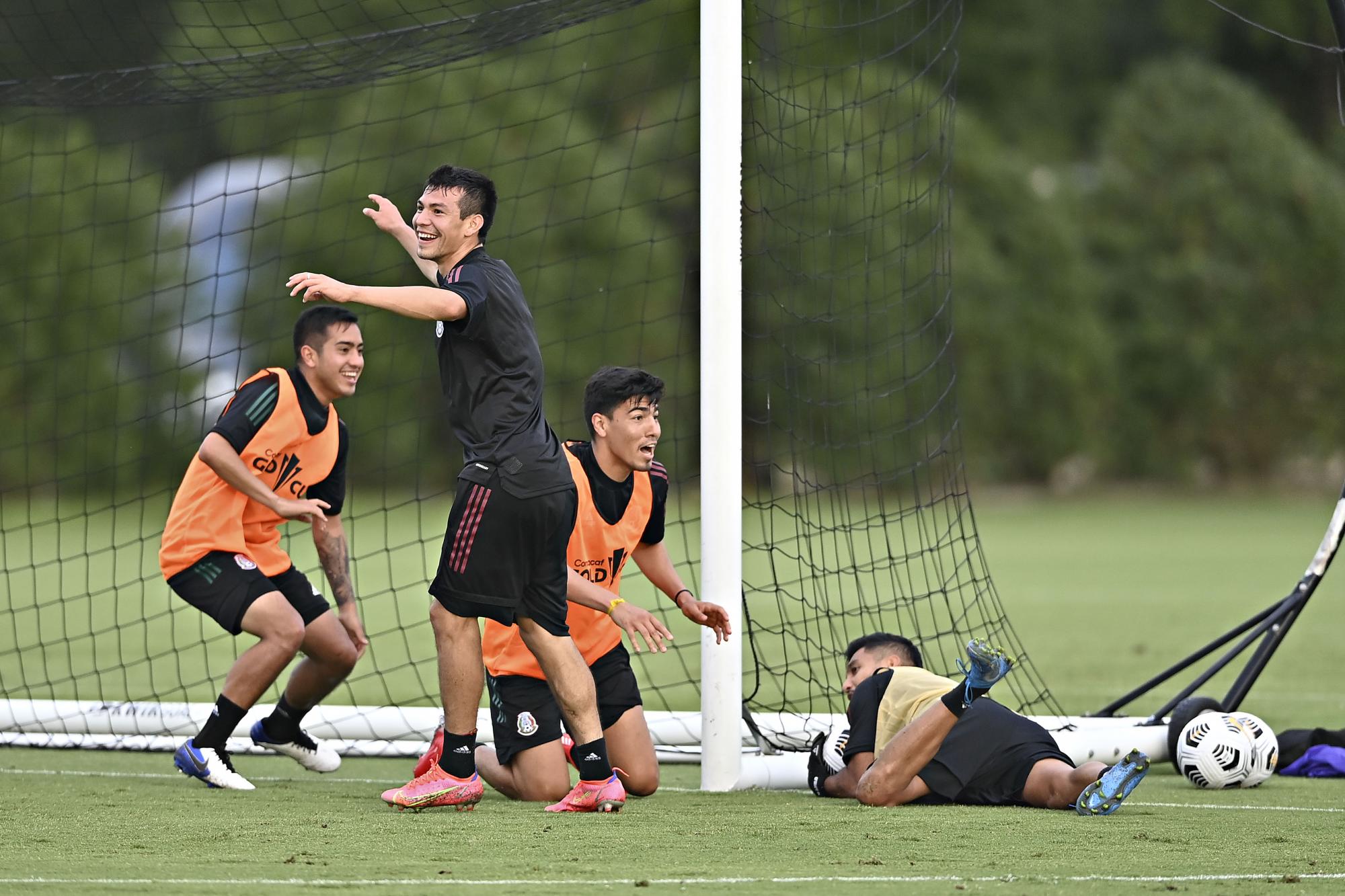 $!Chucky Lozano aprueba examen neurológico y ya podrá viajar a Italia