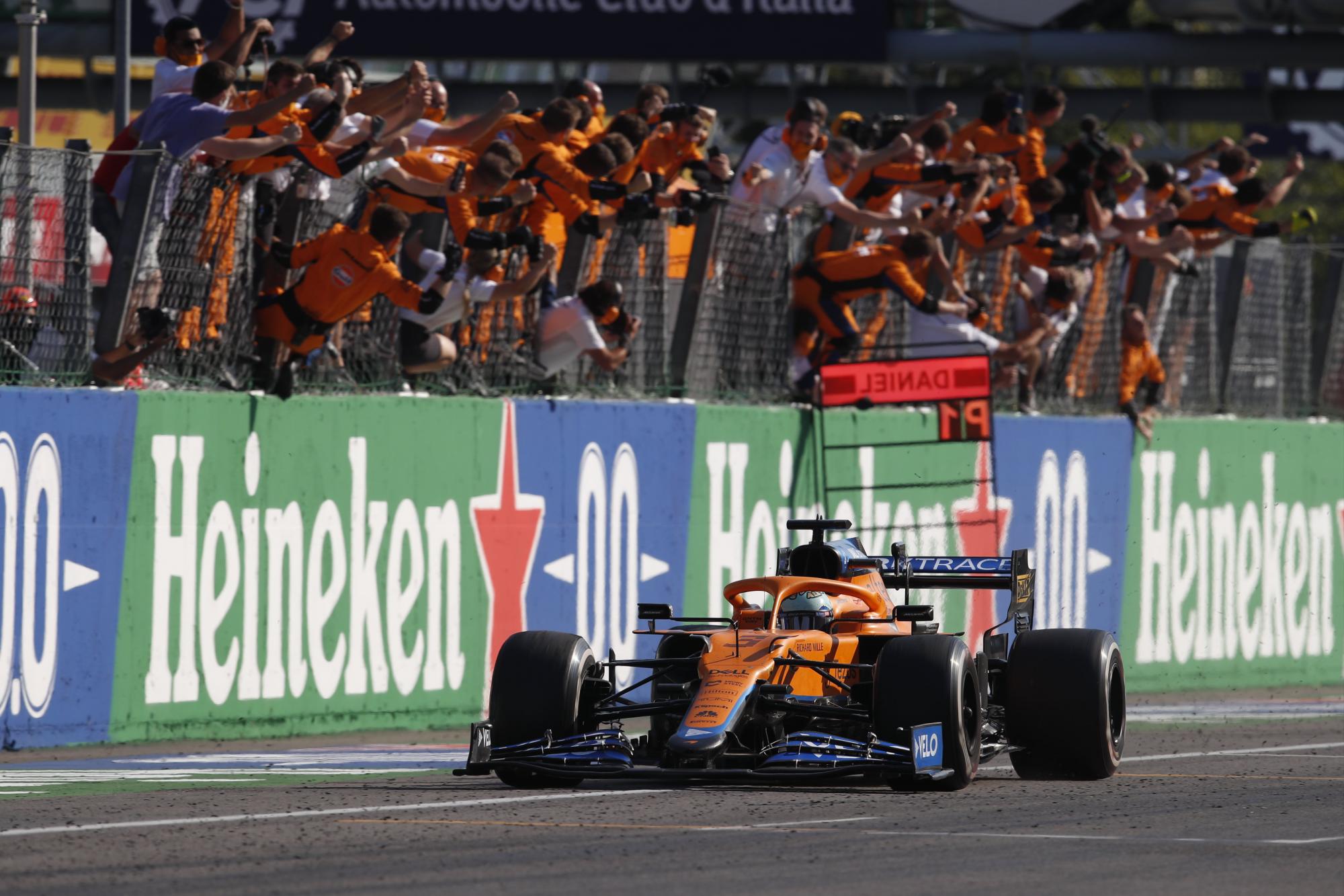 $!Checo Pérez finaliza tercero en GP de Italia, pero sanción le impide subir al podio