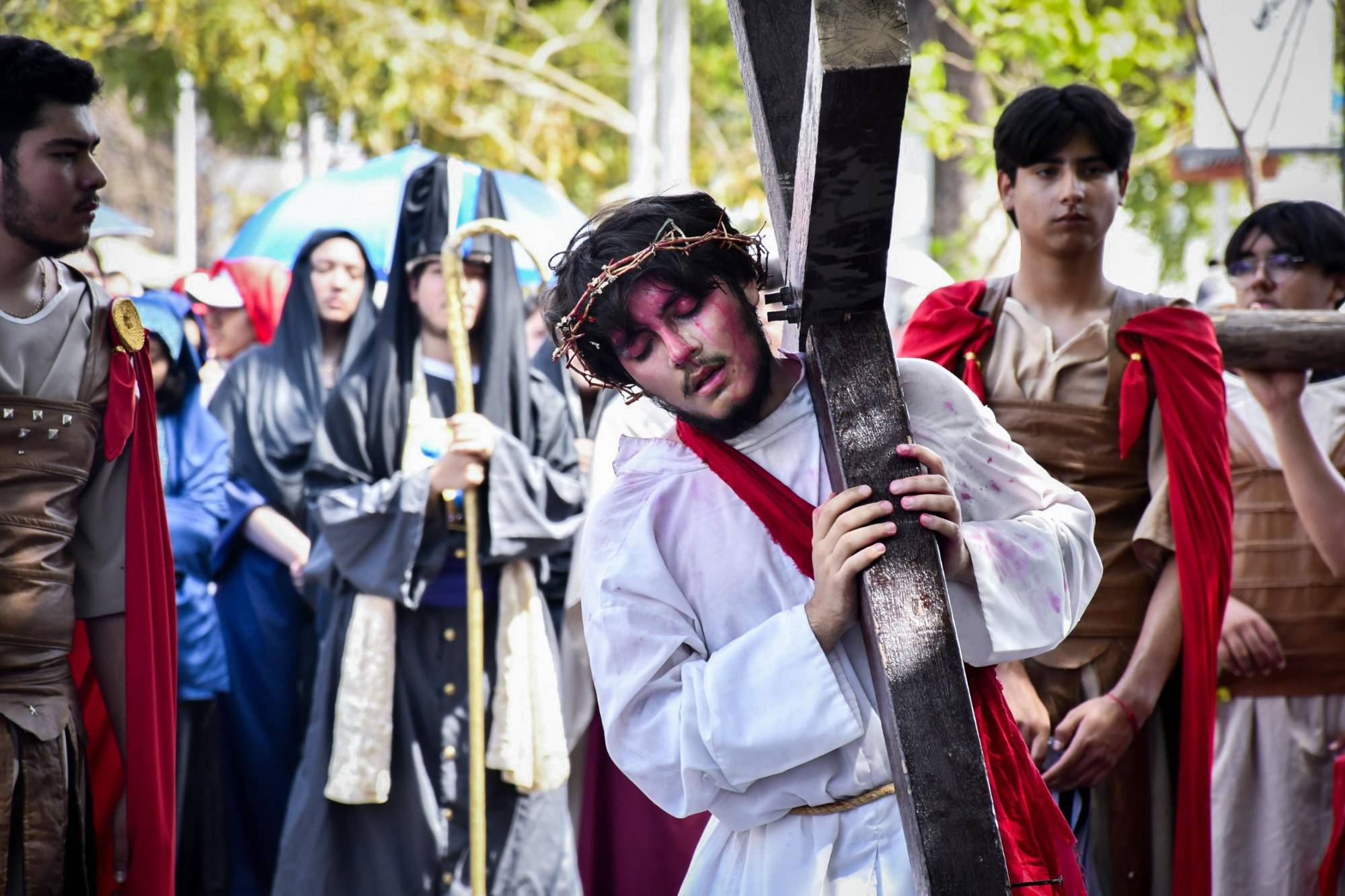 $!Culiacán presencia el camino a la cruz de Cristo con una escenificación juvenil