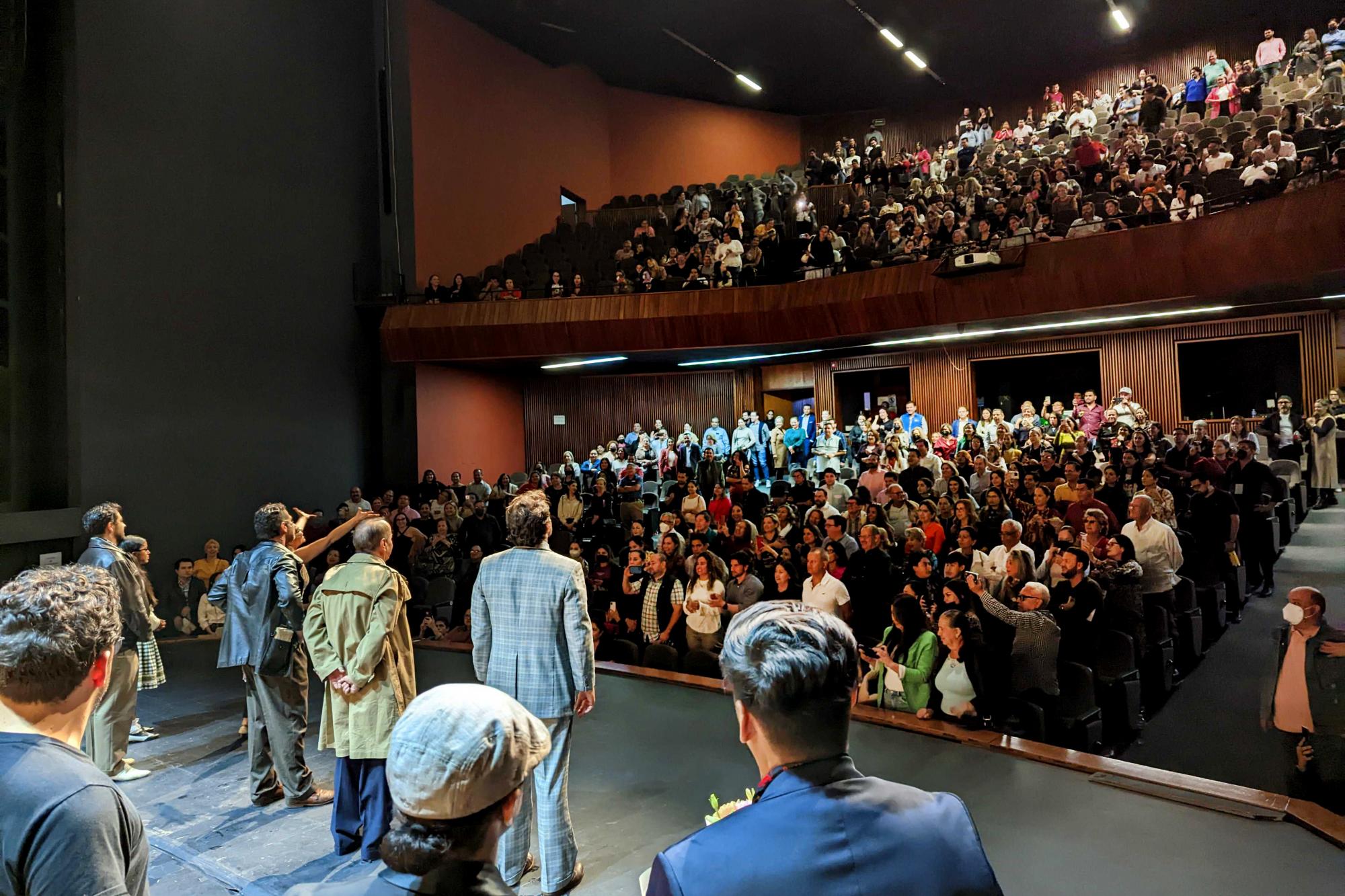 $!El público aplaude de pie a los protagonistas de la obra.