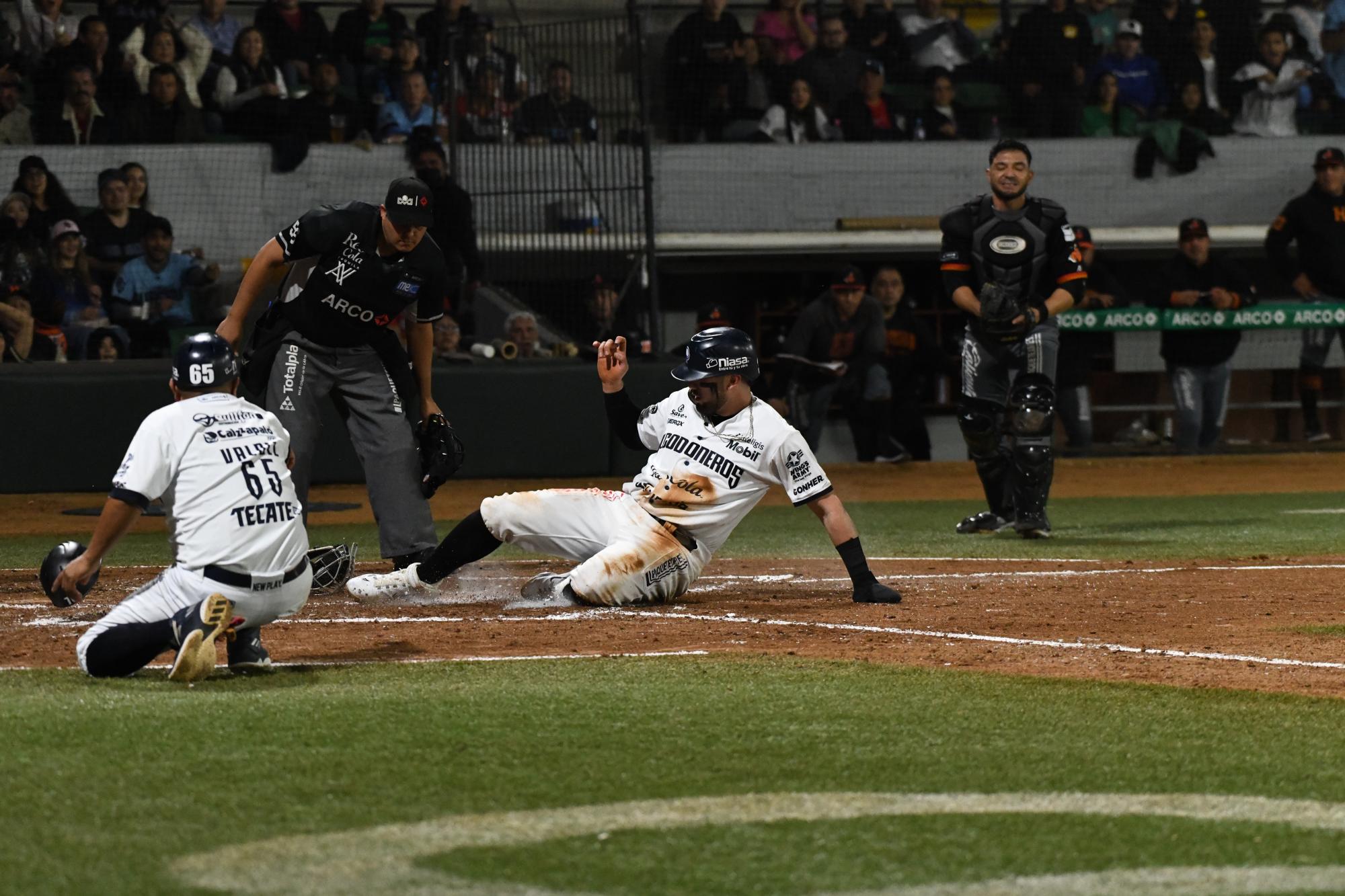 $!Algodoneros de Guasave gana juego del domingo que concluyó este lunes y empata las semifinales