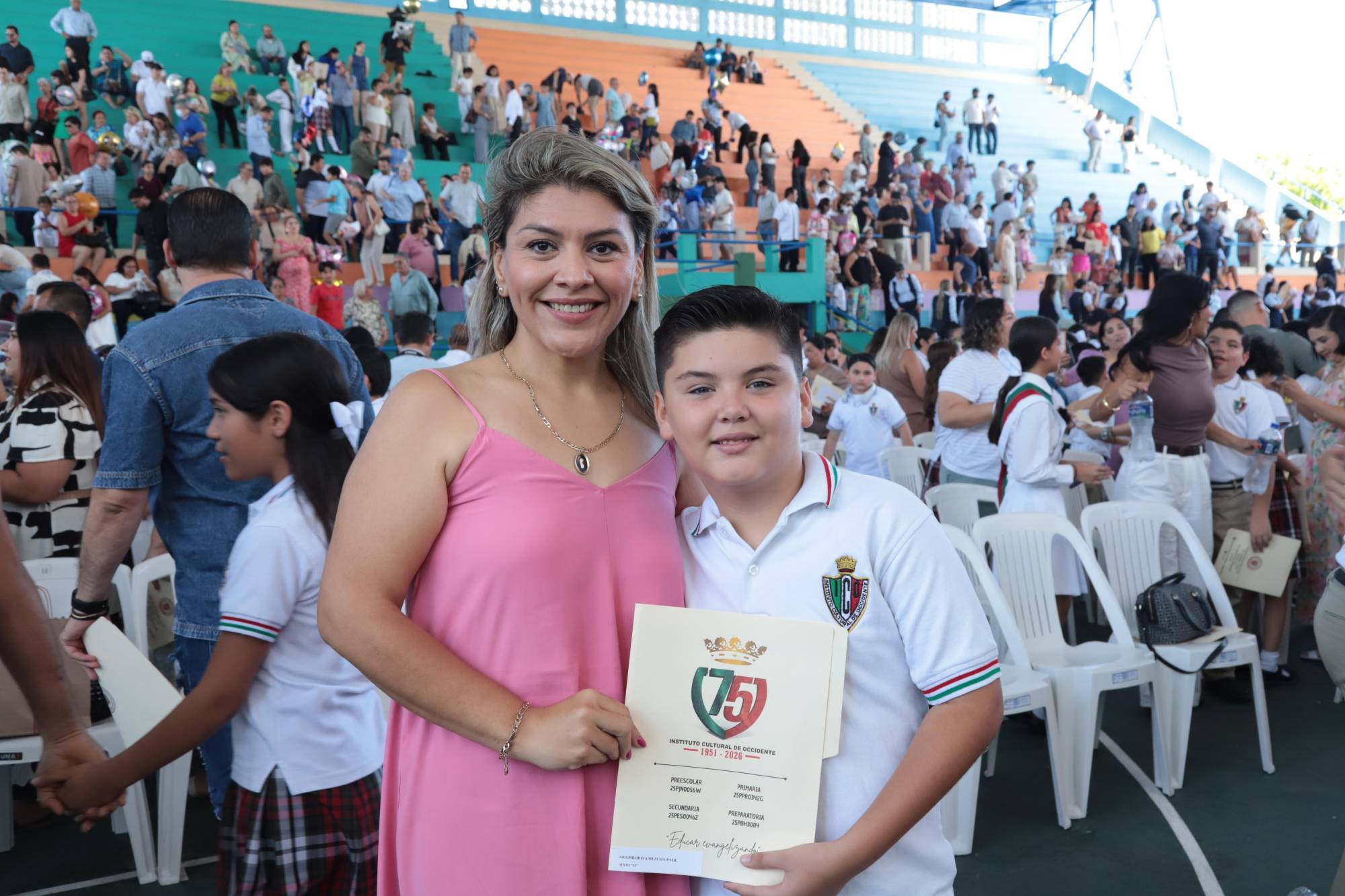 $!Leticia Amezcua junto a su hijo Paúl Arámburo Amezcua.