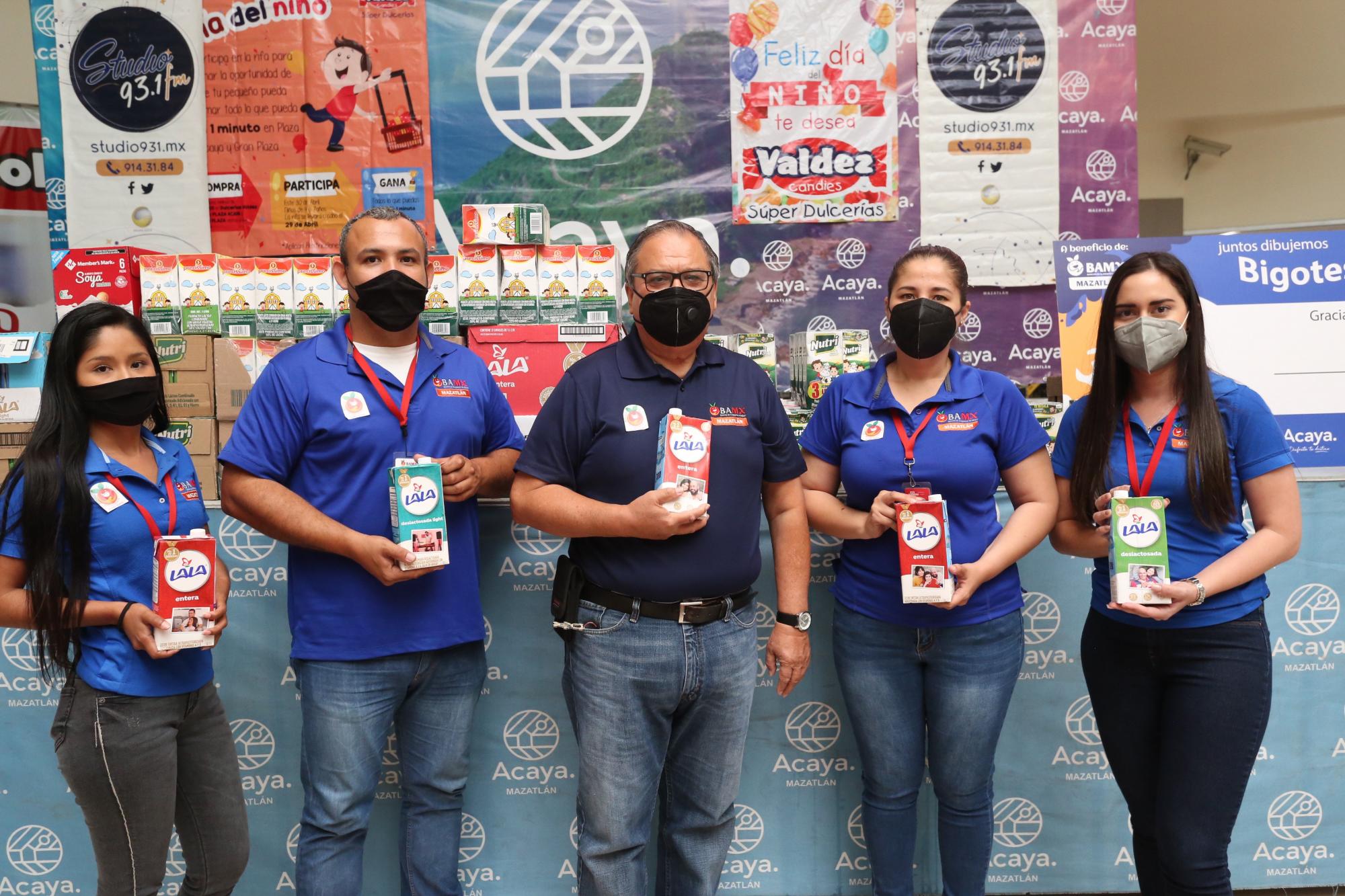 $!Amadeo Sánchez, director del Banco de Alimentos de Mazatlán, entre Bianca Gómez, Juan Camacho, Dora Zataráin y Jénnifer Aceves.