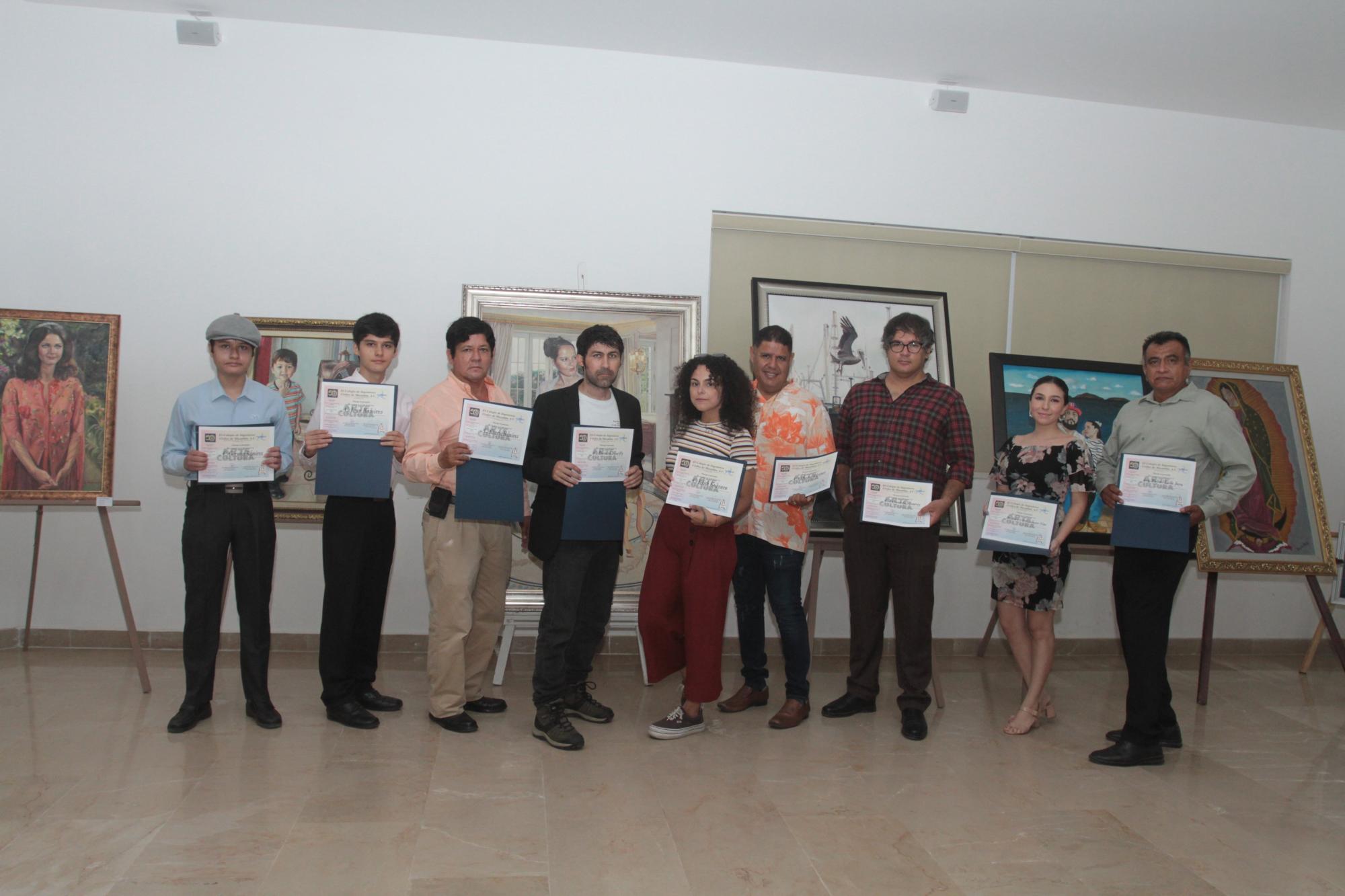$!Los artistas Germán Ramírez, Juan Ramírez, Alberto Ramírez, Ramón Macfly, Edith Guevara, Gilberto Martínez, Fernando Monroy, Andrea Boungarten y Rafael León recibieron un reconocimiento por su exposición.