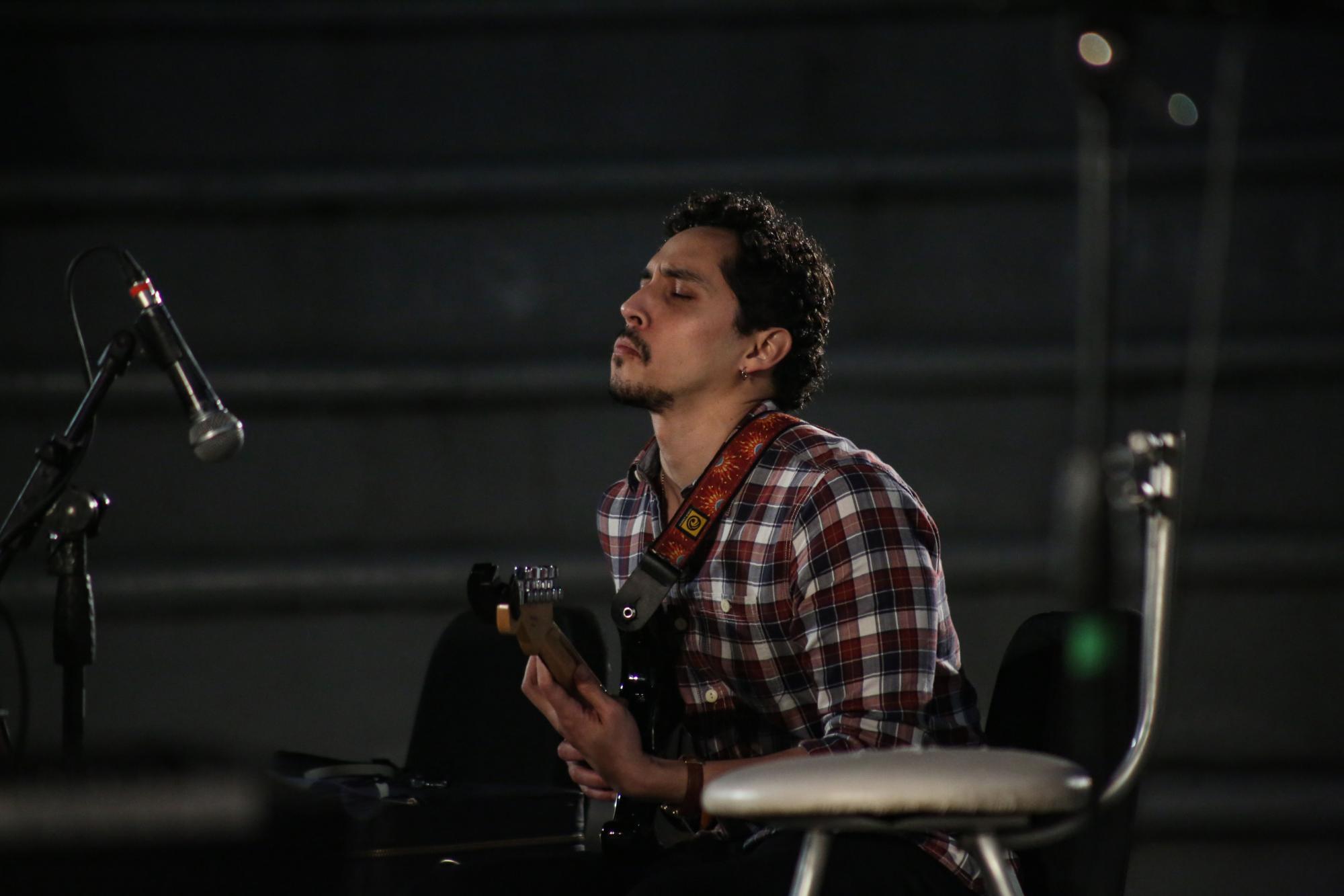 $!Viven noche de jazz y ritmos latinos, en el ágora del Isic