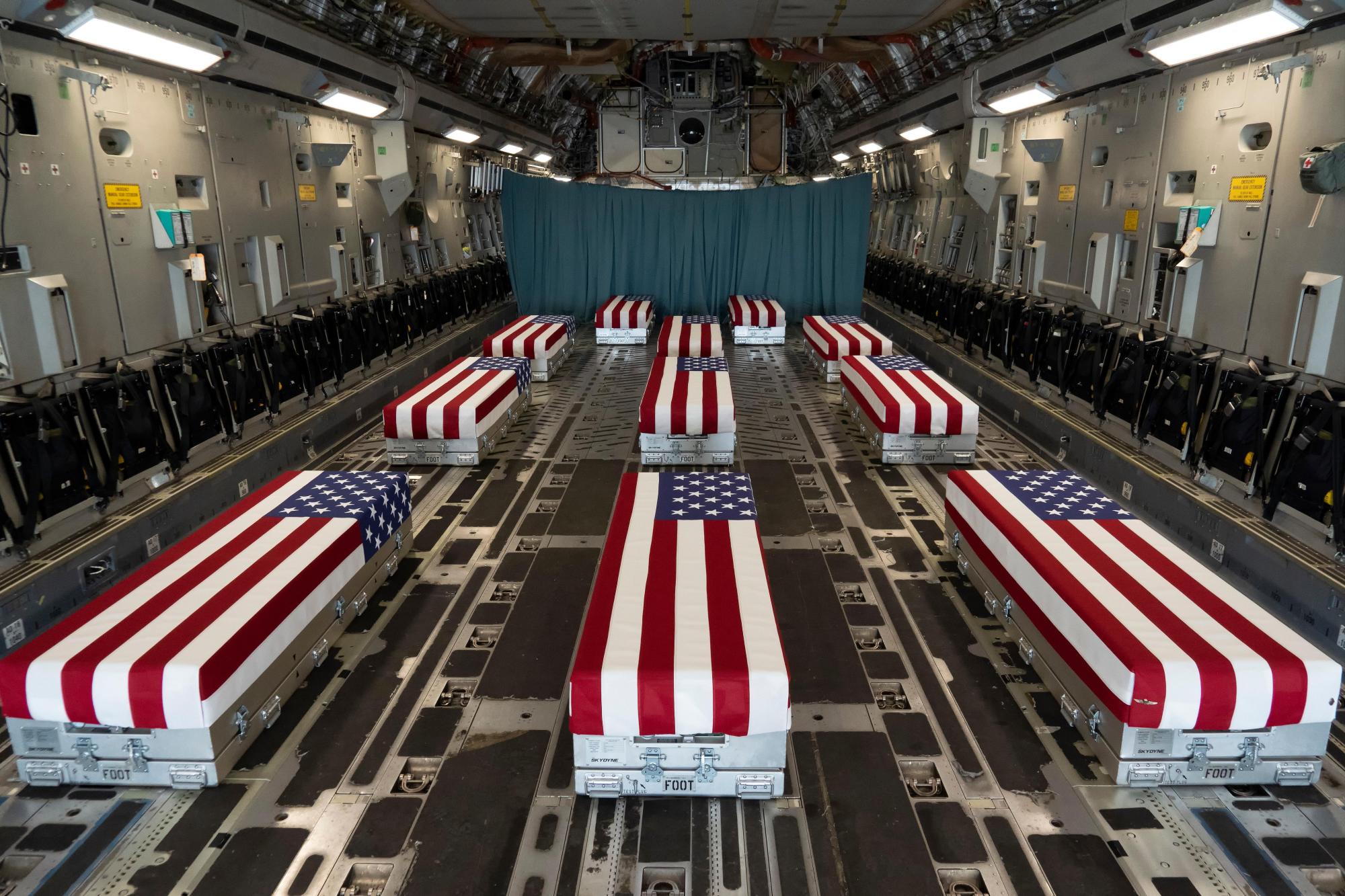 $!Los ataúdes con los cadáveres de los soldados fueron trasladados en un C-17 Globemaster II desde Afganistán a Delaware, EU.